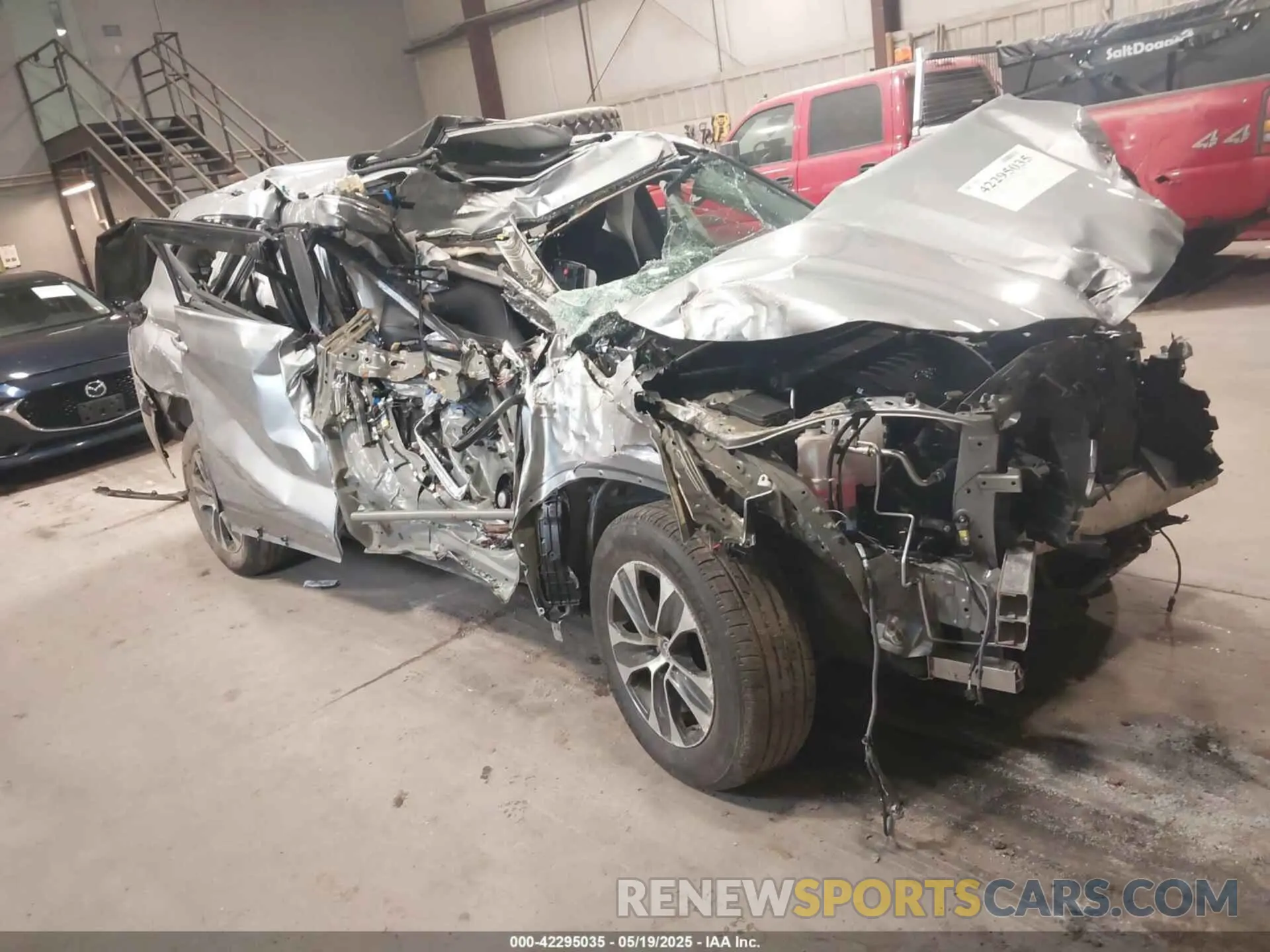 1 Photograph of a damaged car 5TDKDRBH9SS576156 TOYOTA HIGHLANDER 2025