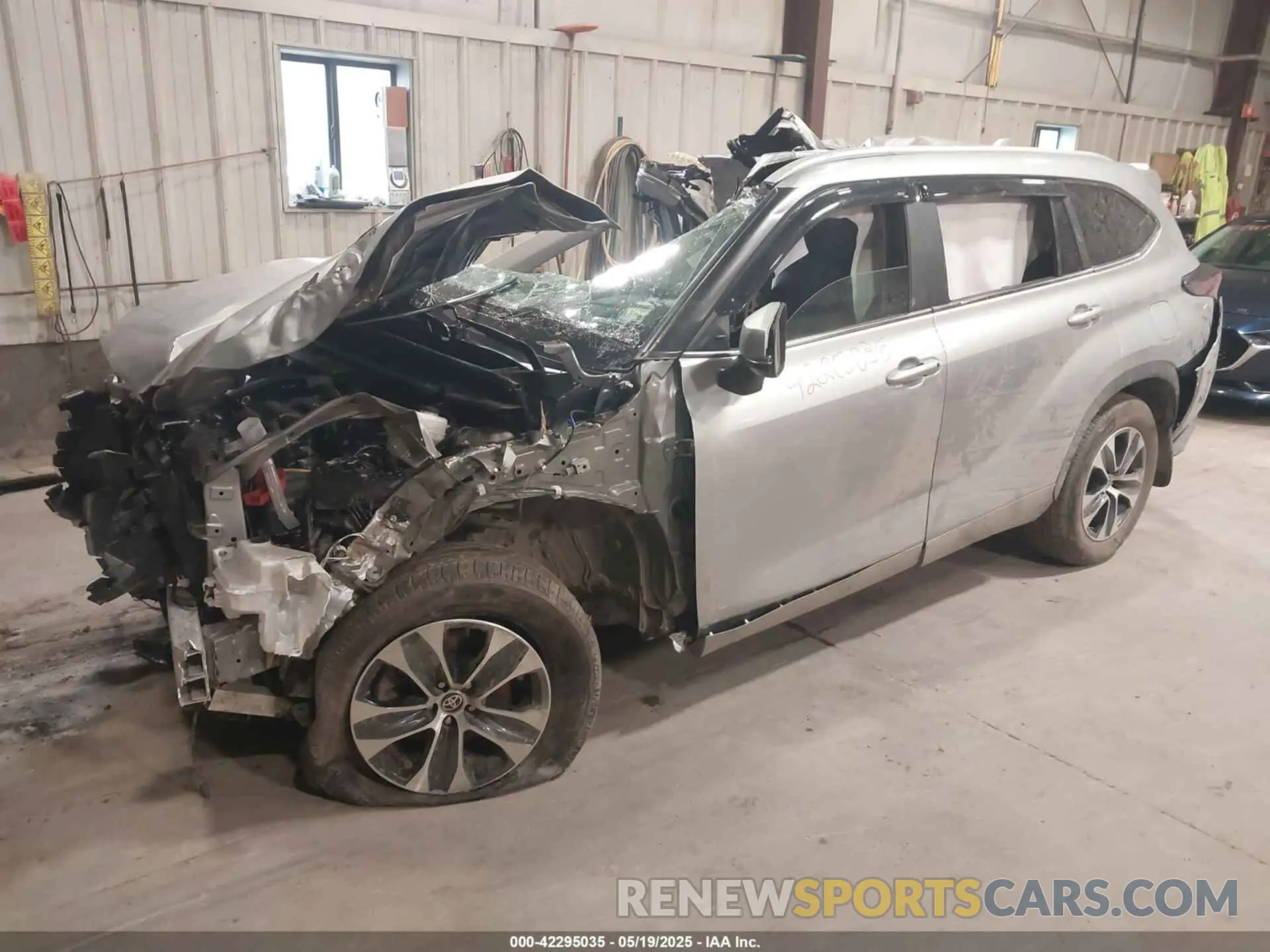 2 Photograph of a damaged car 5TDKDRBH9SS576156 TOYOTA HIGHLANDER 2025