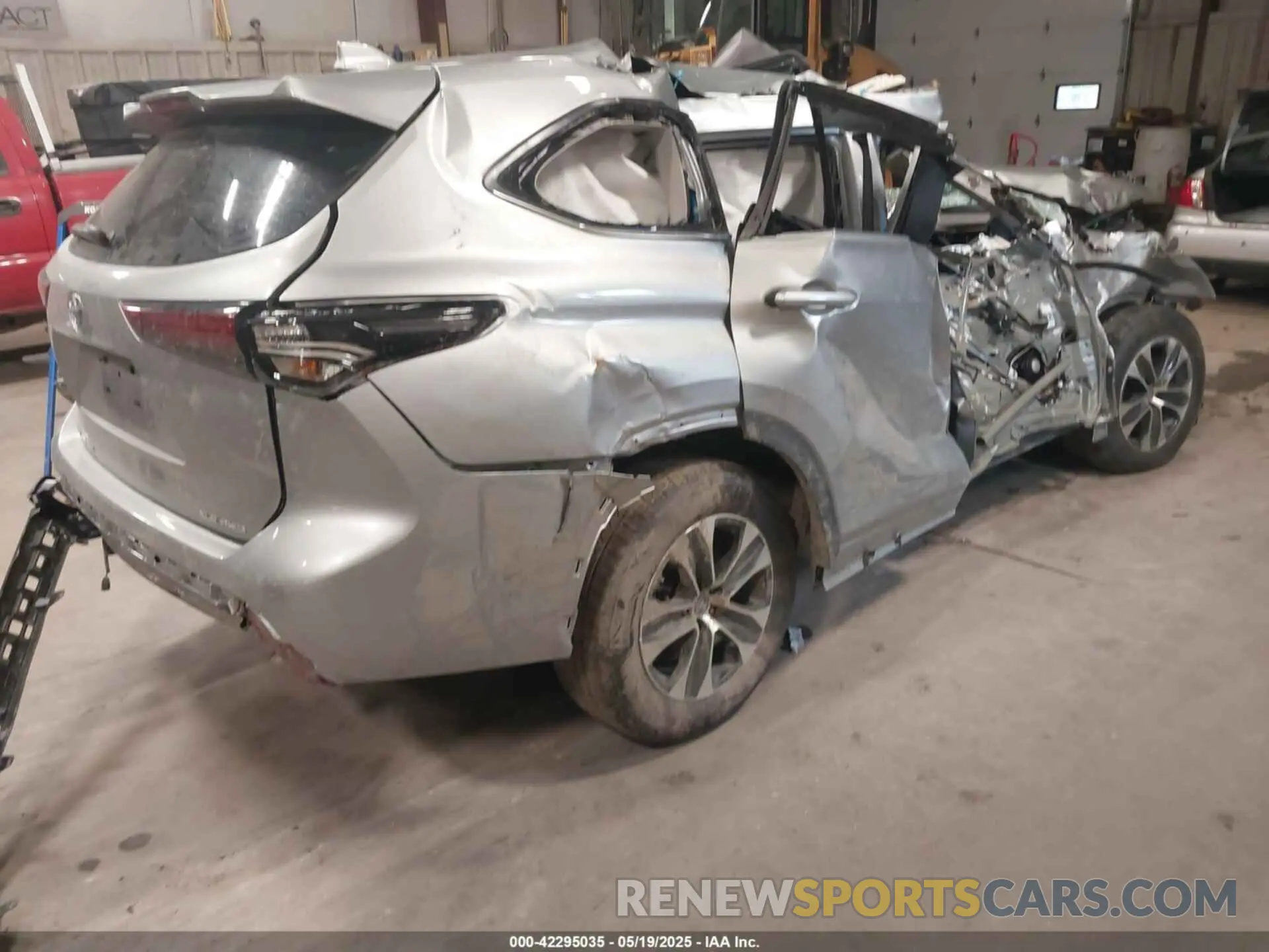 4 Photograph of a damaged car 5TDKDRBH9SS576156 TOYOTA HIGHLANDER 2025
