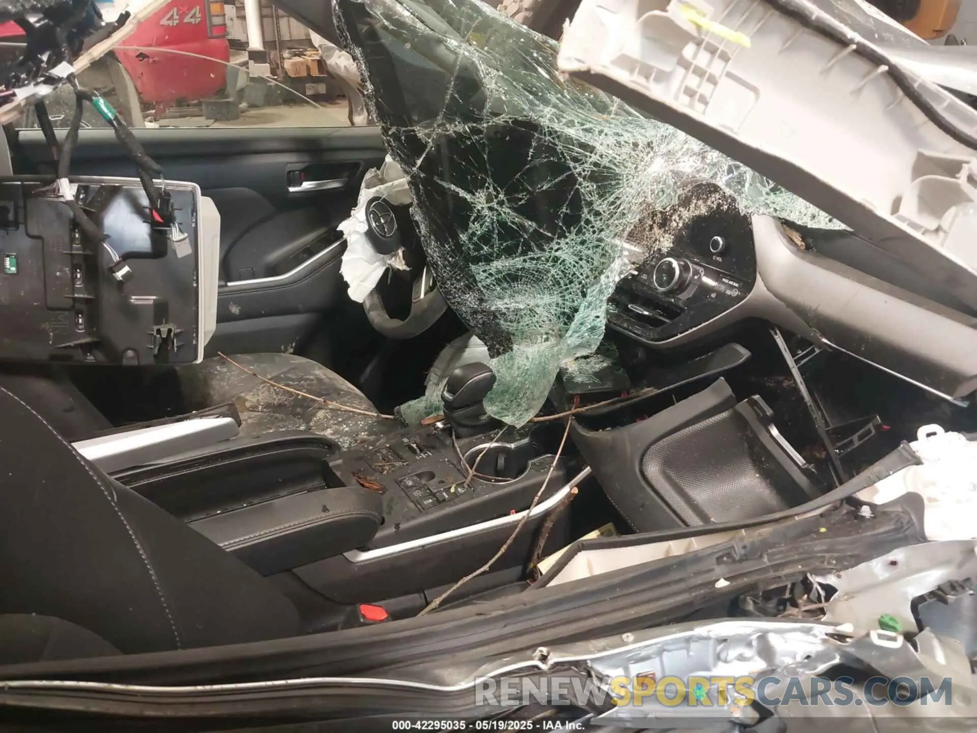 5 Photograph of a damaged car 5TDKDRBH9SS576156 TOYOTA HIGHLANDER 2025