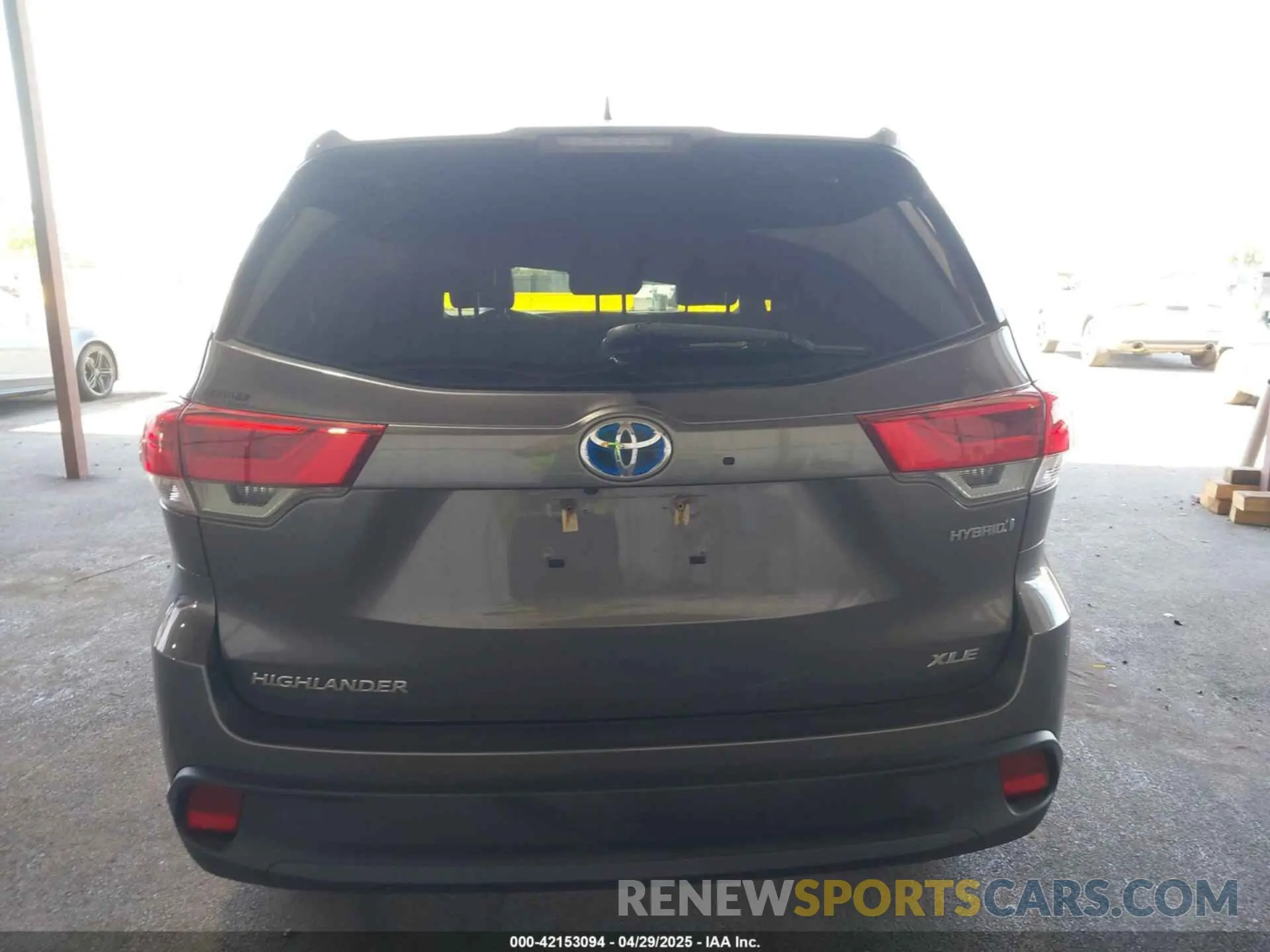 17 Photograph of a damaged car 5TDJGRFH2KS058824 TOYOTA HIGHLANDER HYBRID 2019