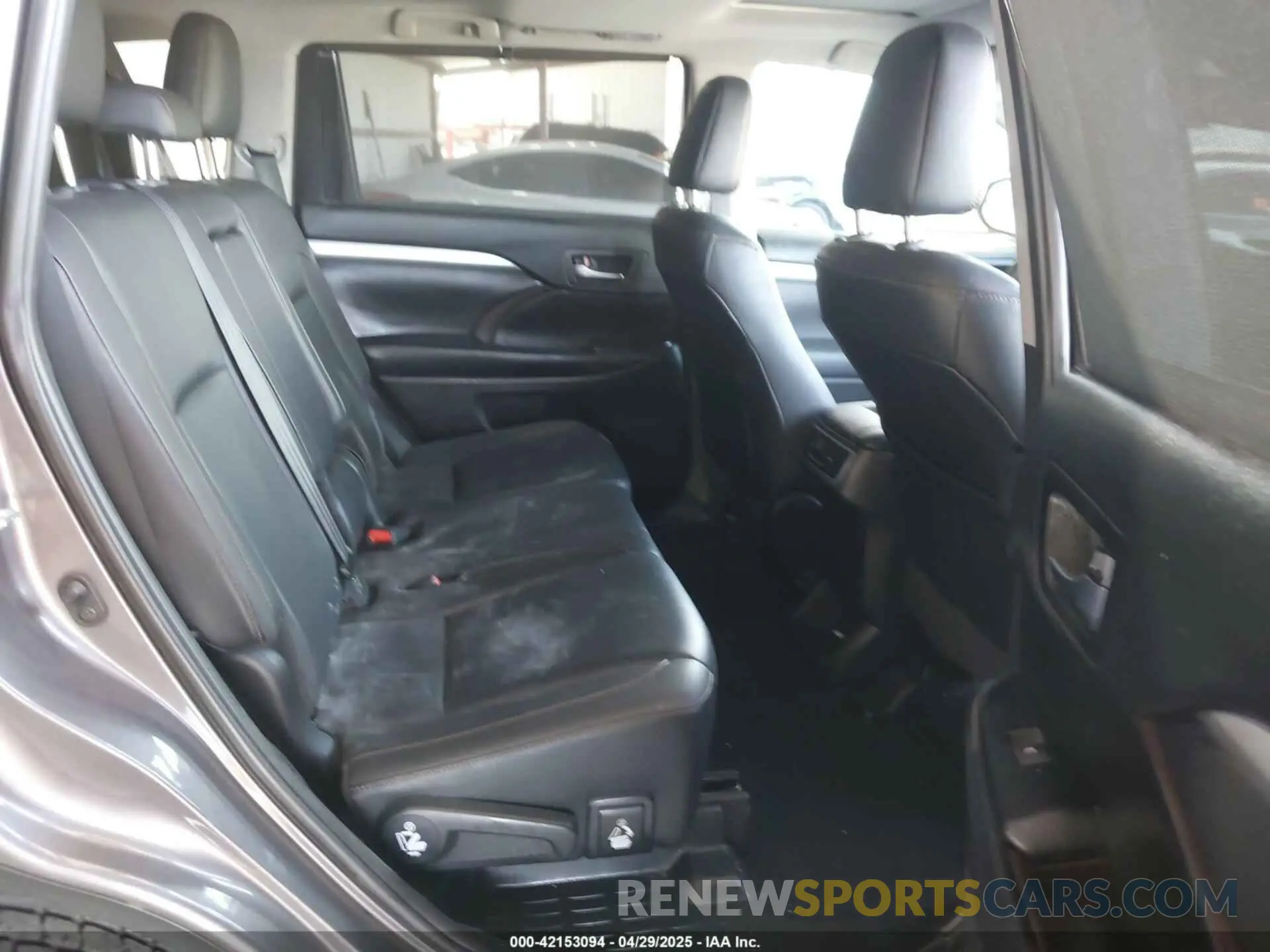 8 Photograph of a damaged car 5TDJGRFH2KS058824 TOYOTA HIGHLANDER HYBRID 2019