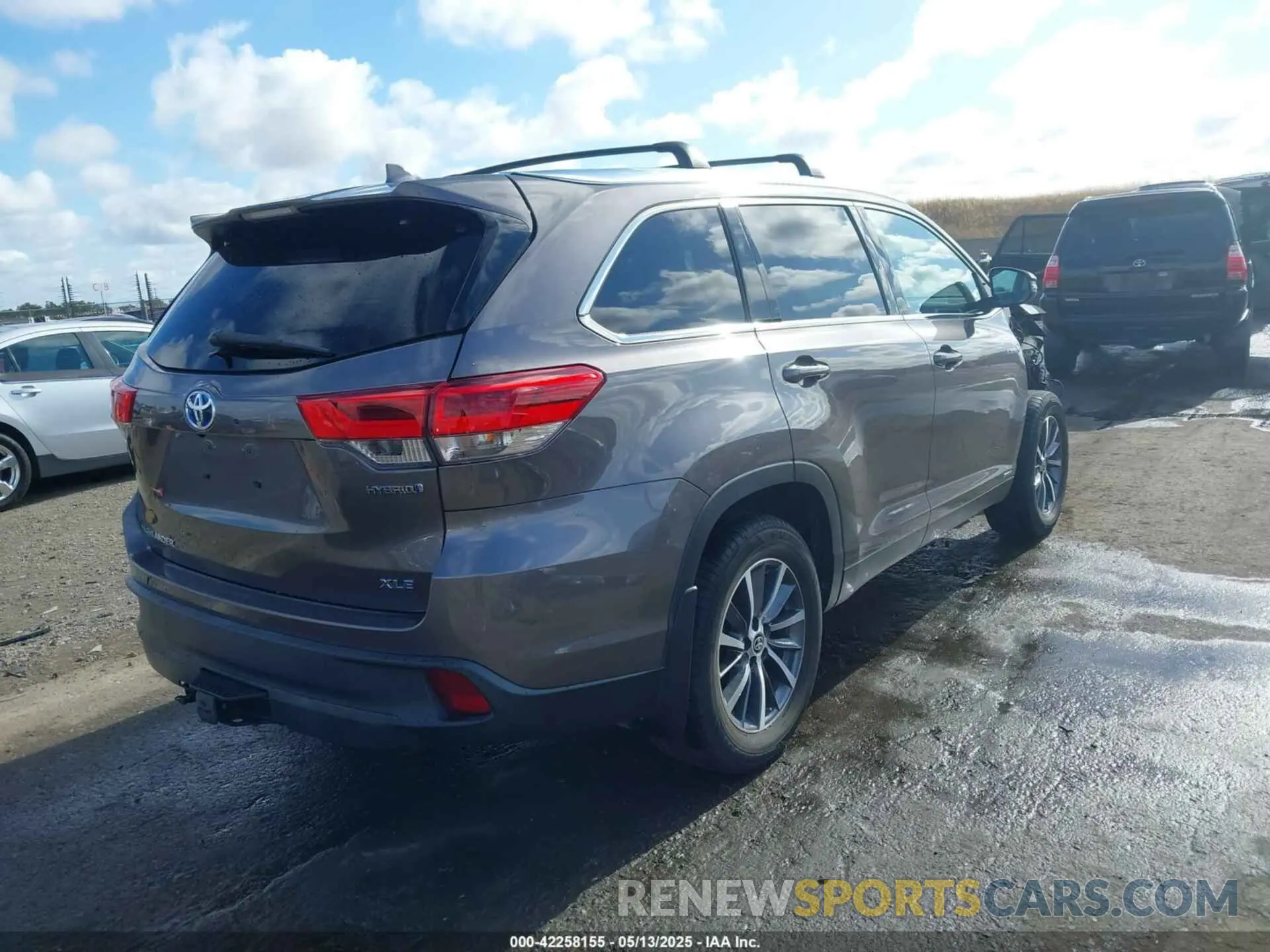 4 Photograph of a damaged car 5TDJGRFH6KS078946 TOYOTA HIGHLANDER HYBRID 2019