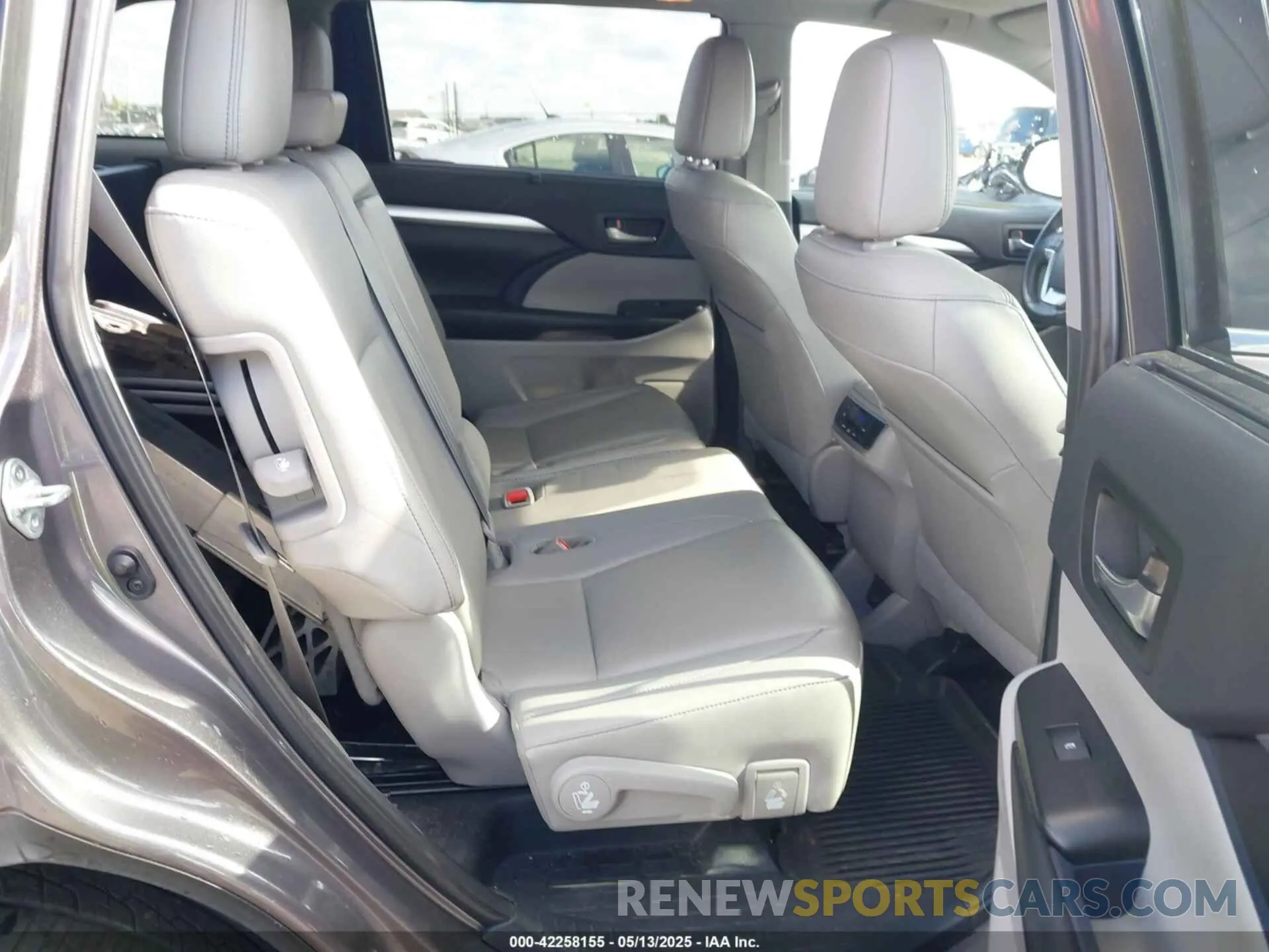 8 Photograph of a damaged car 5TDJGRFH6KS078946 TOYOTA HIGHLANDER HYBRID 2019