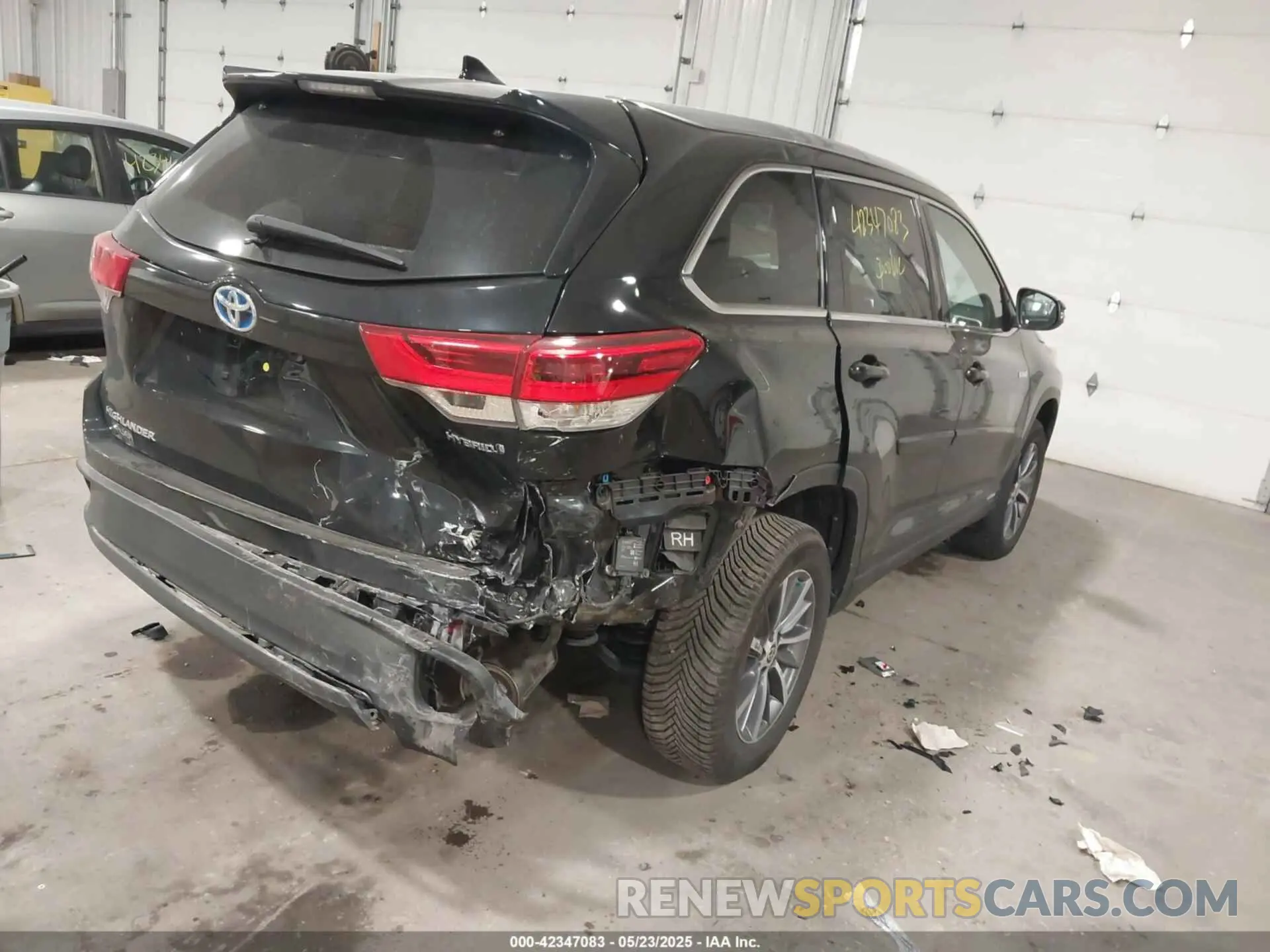 4 Photograph of a damaged car 5TDJGRFH7KS078437 TOYOTA HIGHLANDER HYBRID 2019