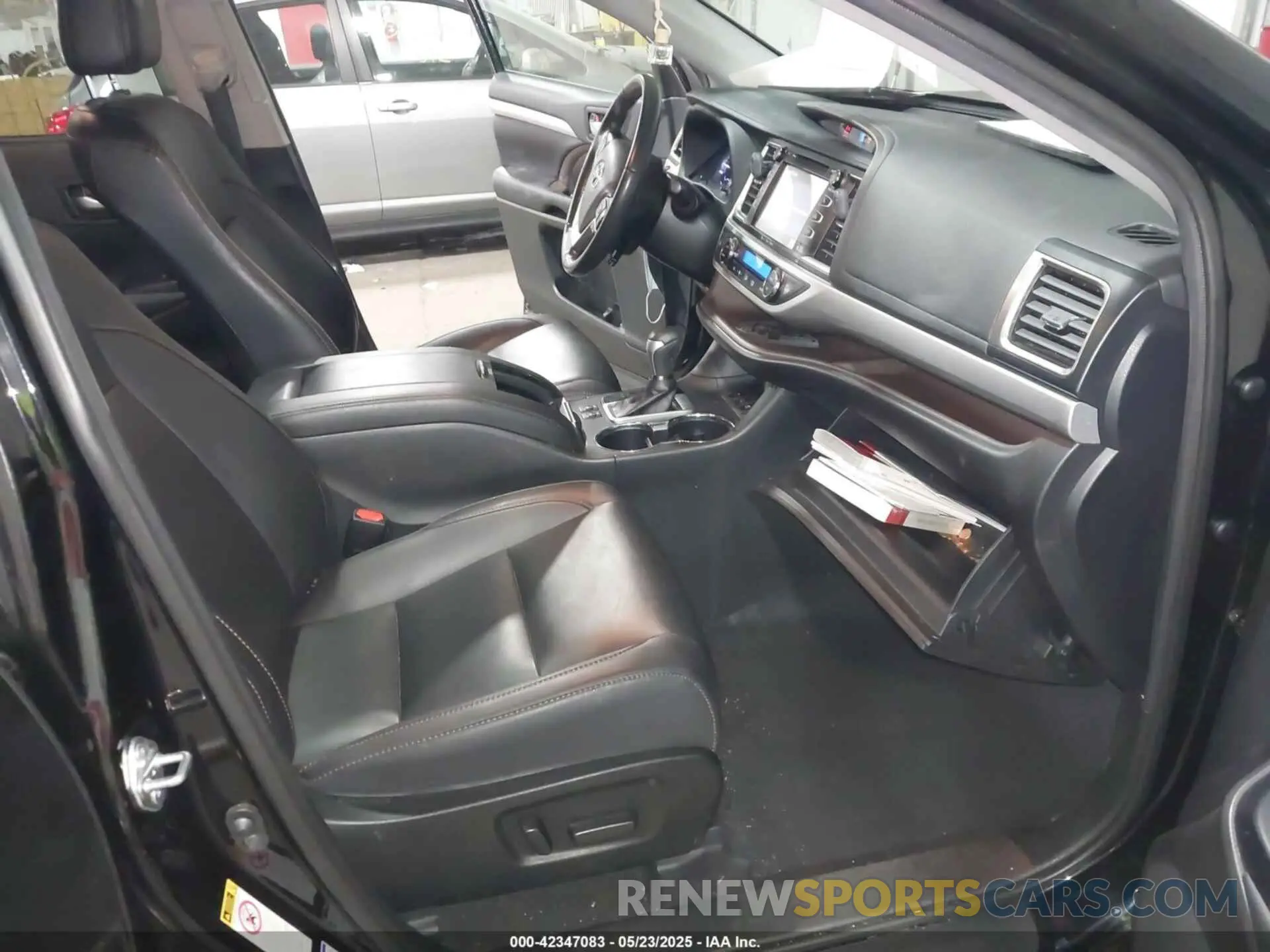 5 Photograph of a damaged car 5TDJGRFH7KS078437 TOYOTA HIGHLANDER HYBRID 2019