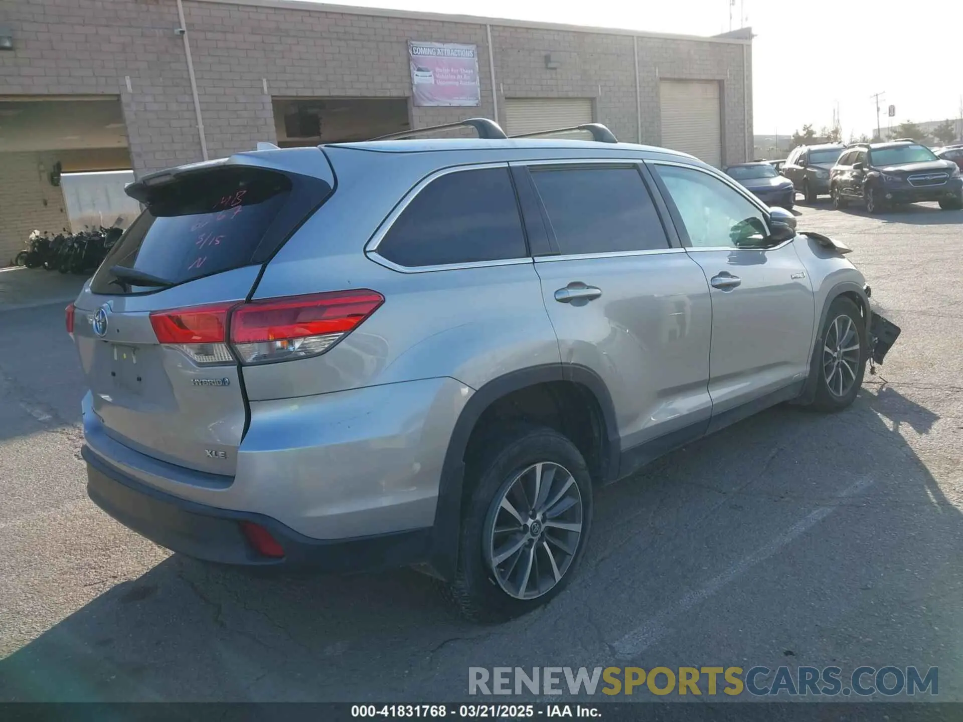 4 Photograph of a damaged car 5TDJGRFH8KS068239 TOYOTA HIGHLANDER HYBRID 2019