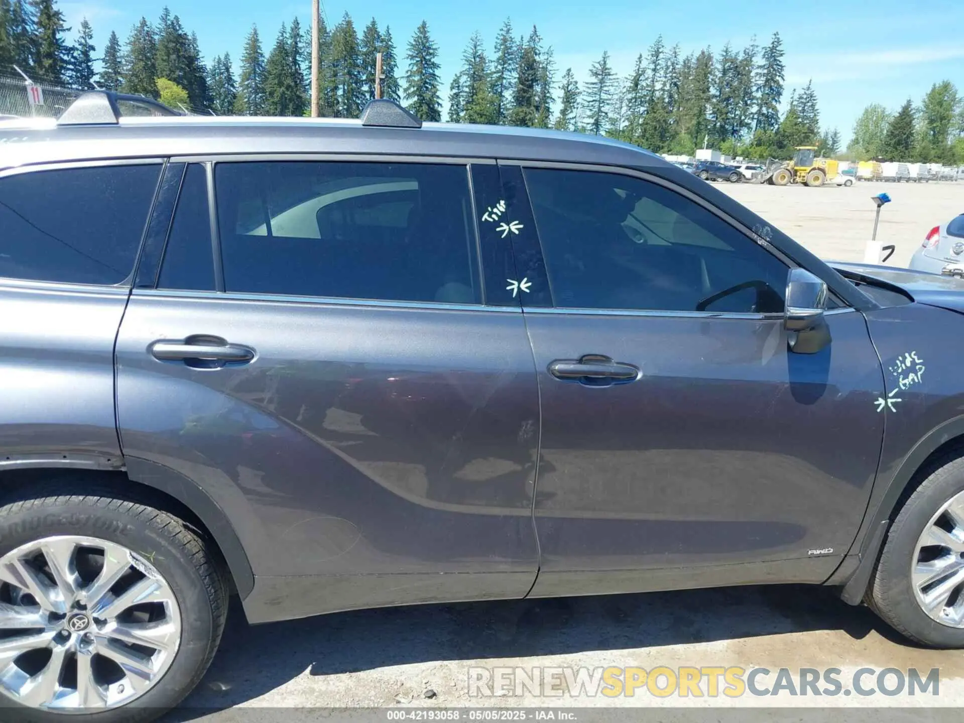 13 Photograph of a damaged car 5TDXBRCH1RS612605 TOYOTA HIGHLANDER HYBRID 2024