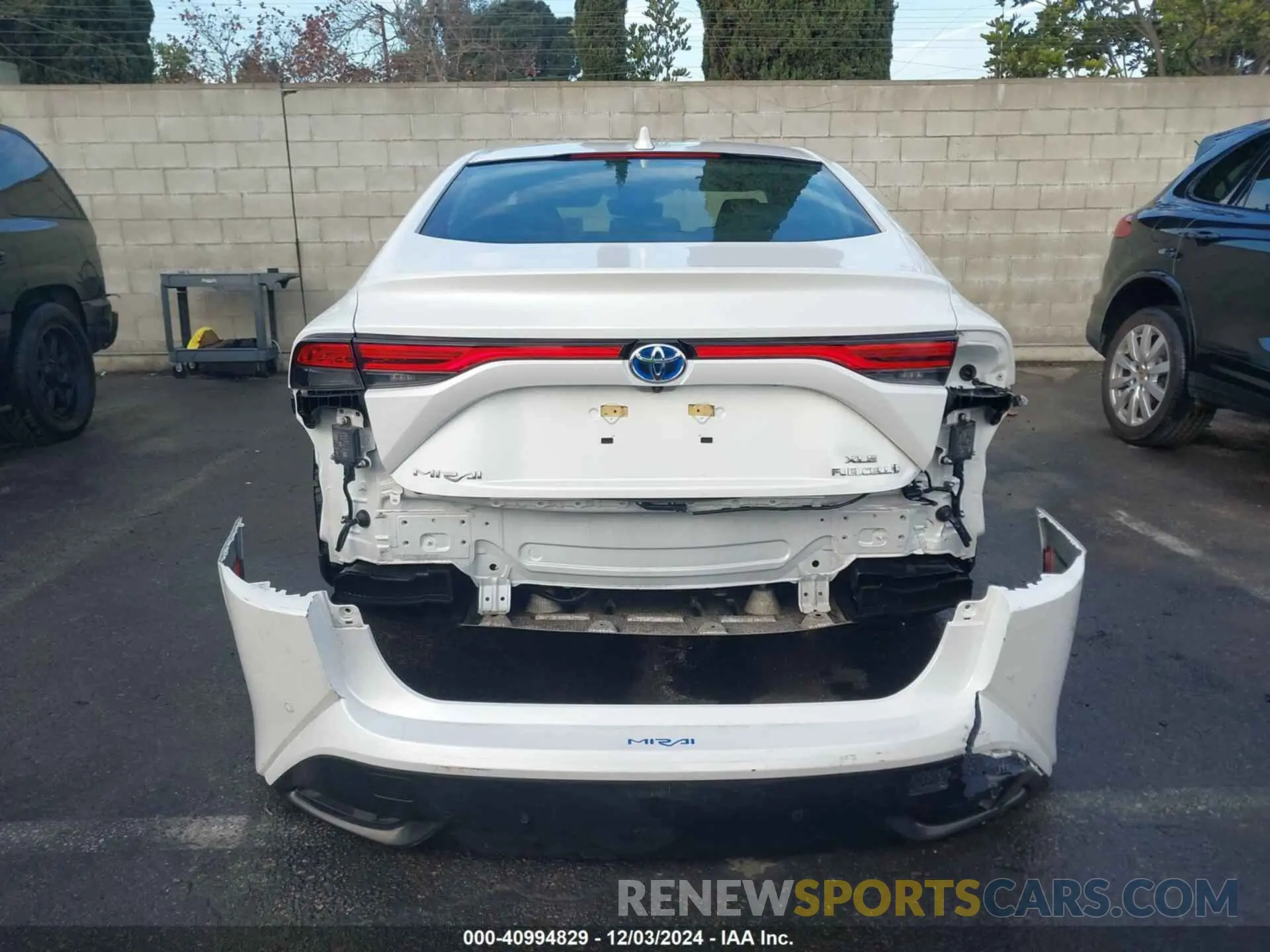 17 Photograph of a damaged car JTDAAAAA3NA006598 TOYOTA MIRAI 2022