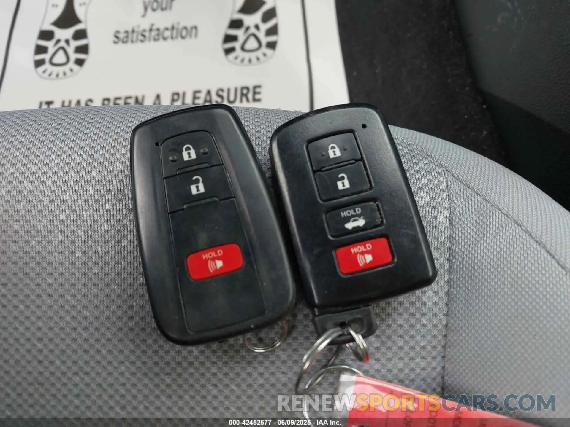 11 Фотография поврежденного автомобиля JTDKARFU7K3093556 TOYOTA PRIUS 2019