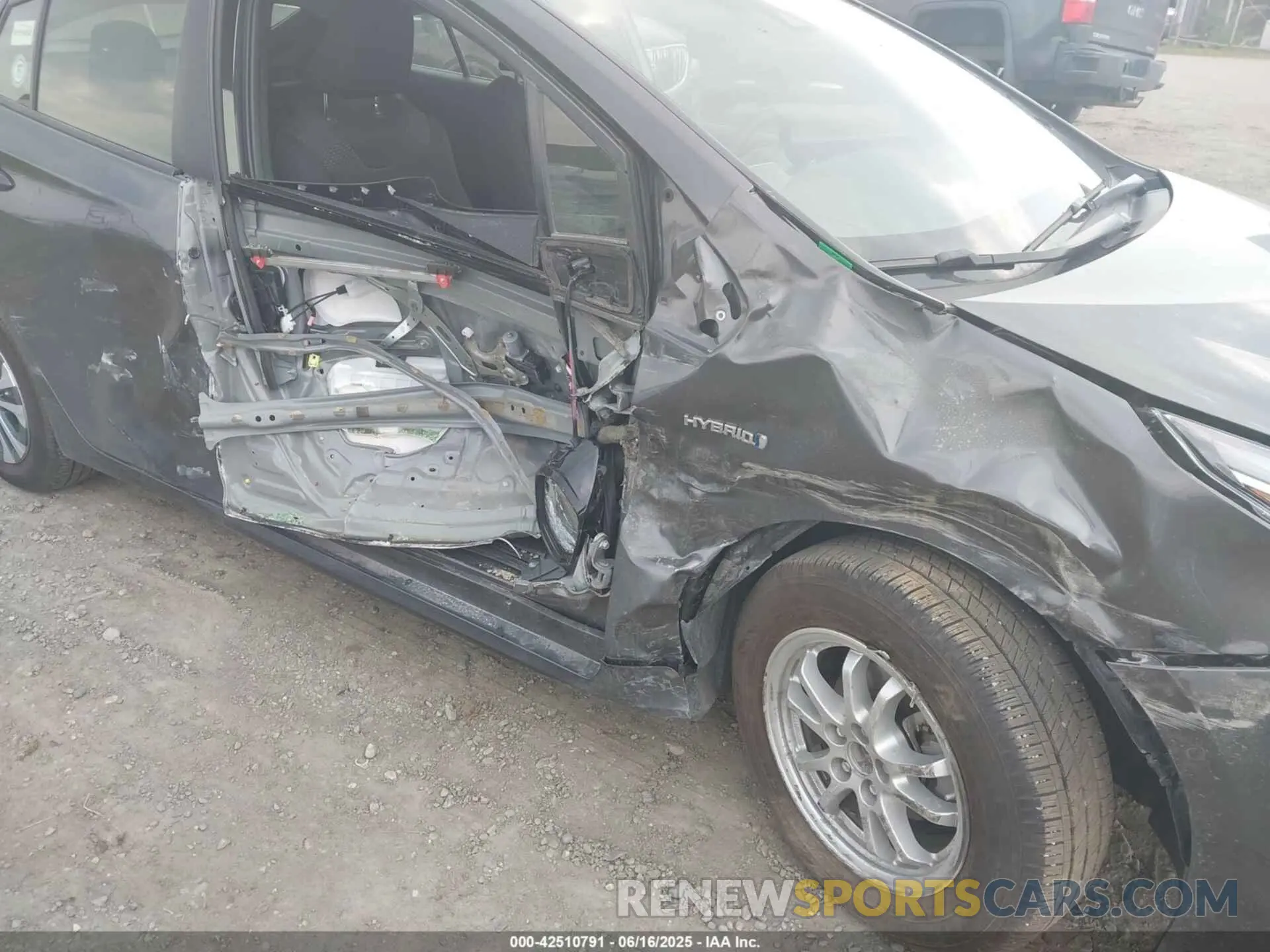 6 Фотография поврежденного автомобиля JTDL9RFU6K3010339 TOYOTA PRIUS 2019