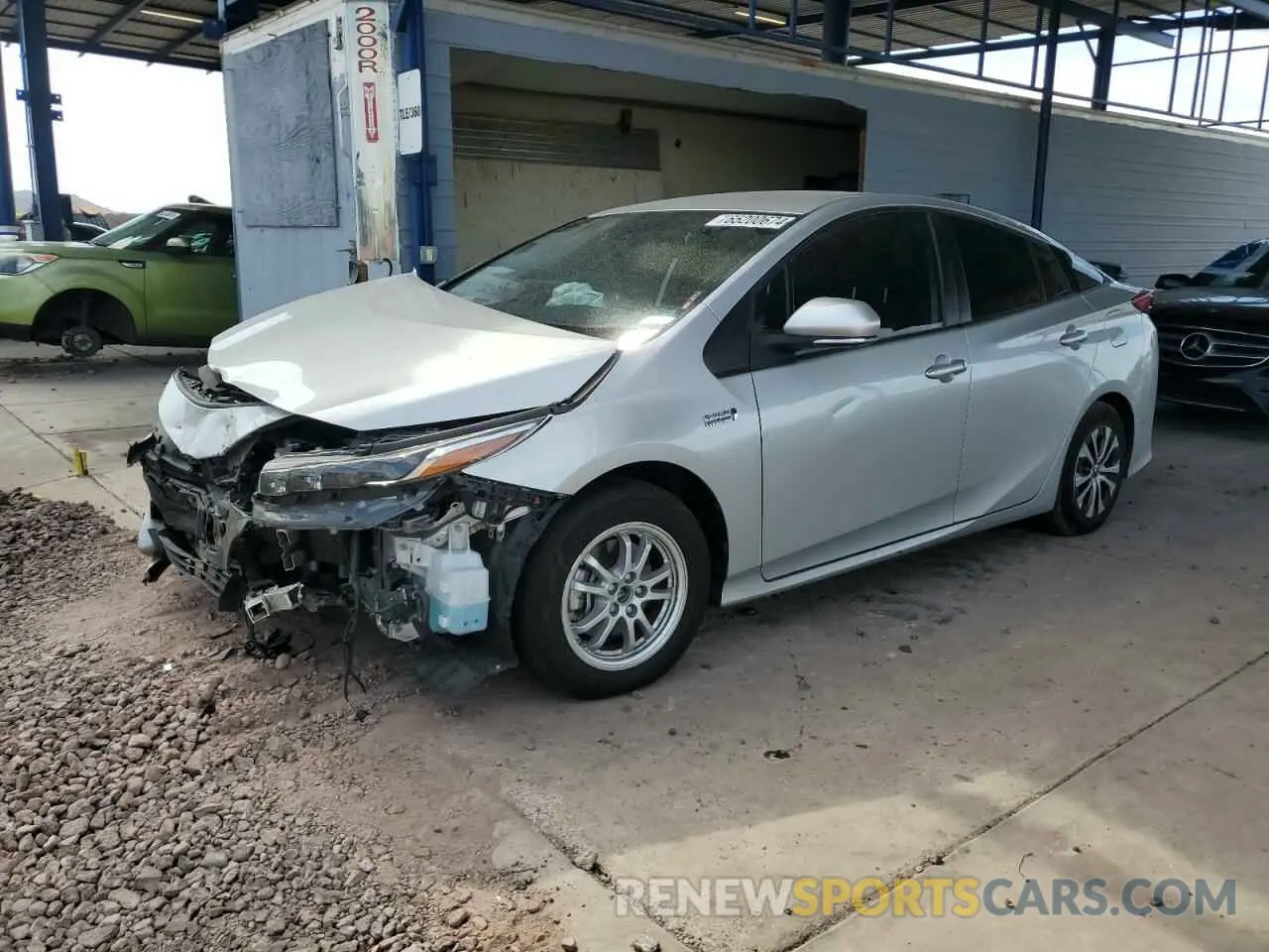 1 Фотография поврежденного автомобиля JTDKAMFP6M3175181 TOYOTA PRIUS 2021