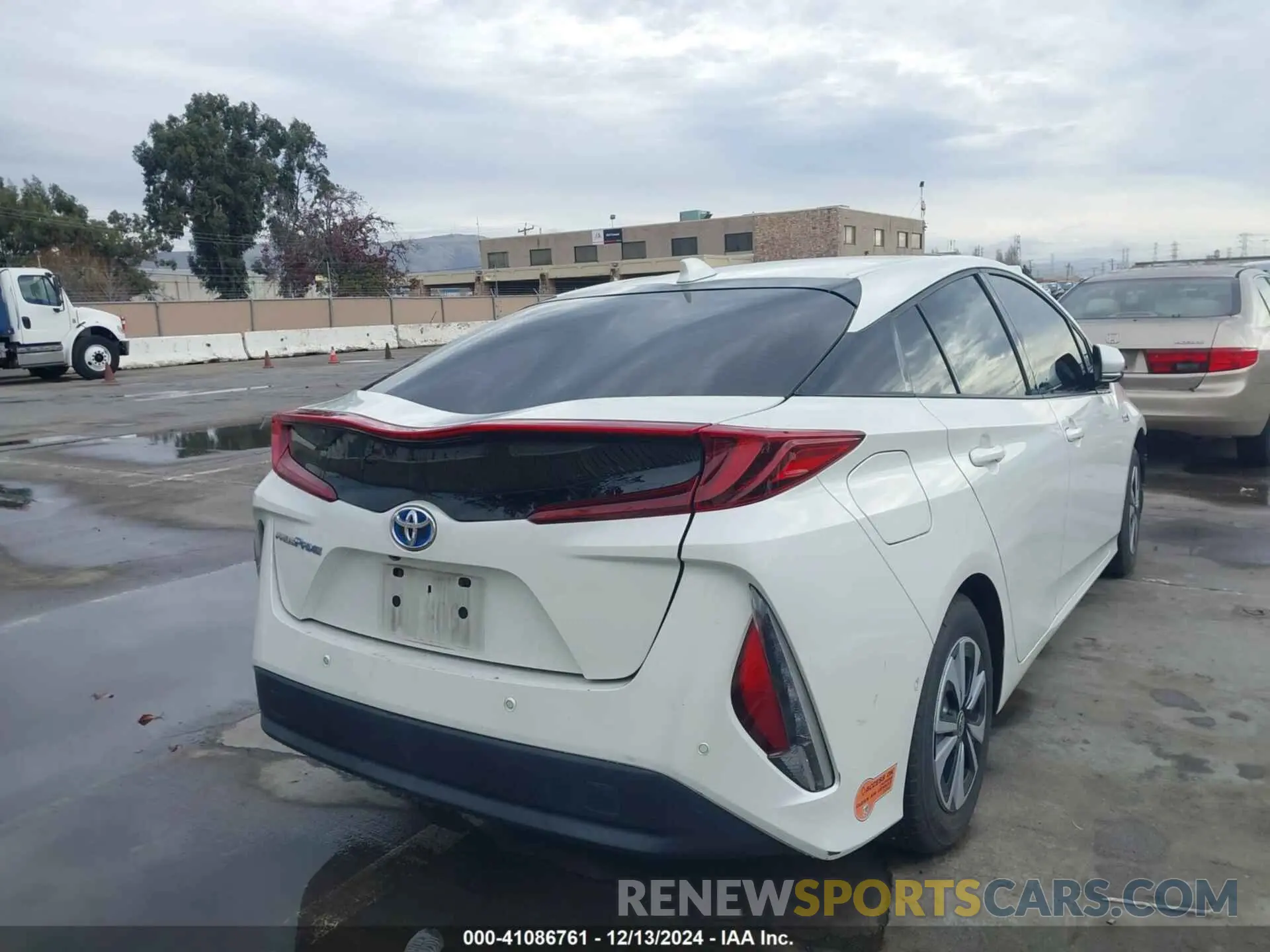 4 Фотография поврежденного автомобиля JTDKARFP5K3118819 TOYOTA PRIUS PRIME 2019