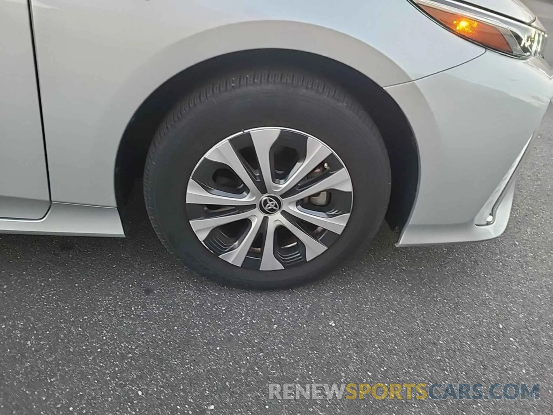 31 Photograph of a damaged car JTDKARFPXL3147265 TOYOTA PRIUS PRIME 2020