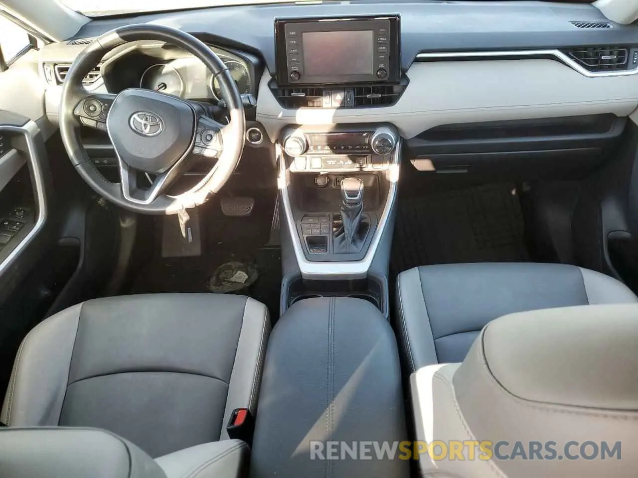 8 Photograph of a damaged car 2T3A1RFV2KW044833 TOYOTA RAV4 2019