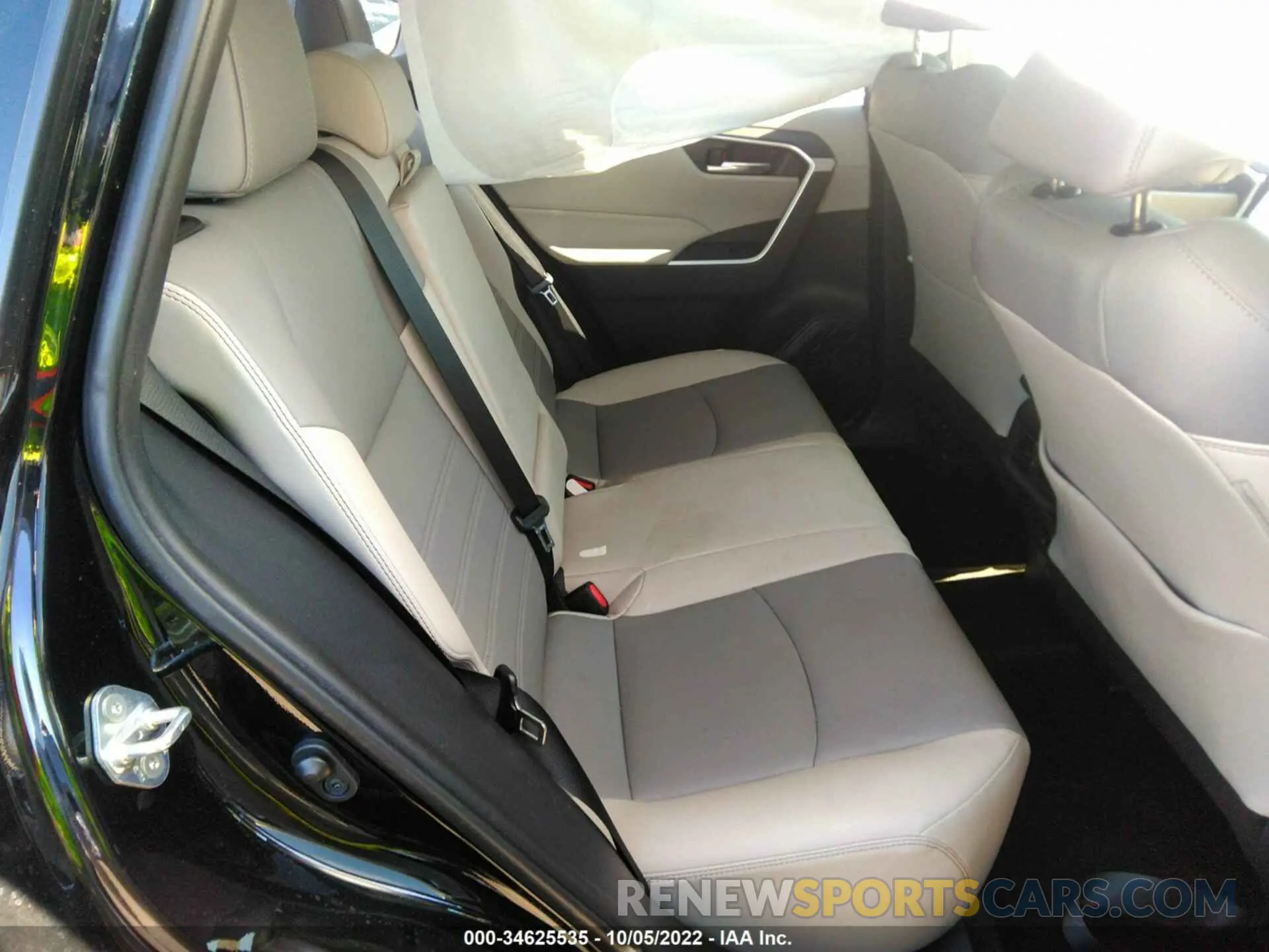 8 Photograph of a damaged car 2T3A1RFV2KW055461 TOYOTA RAV4 2019