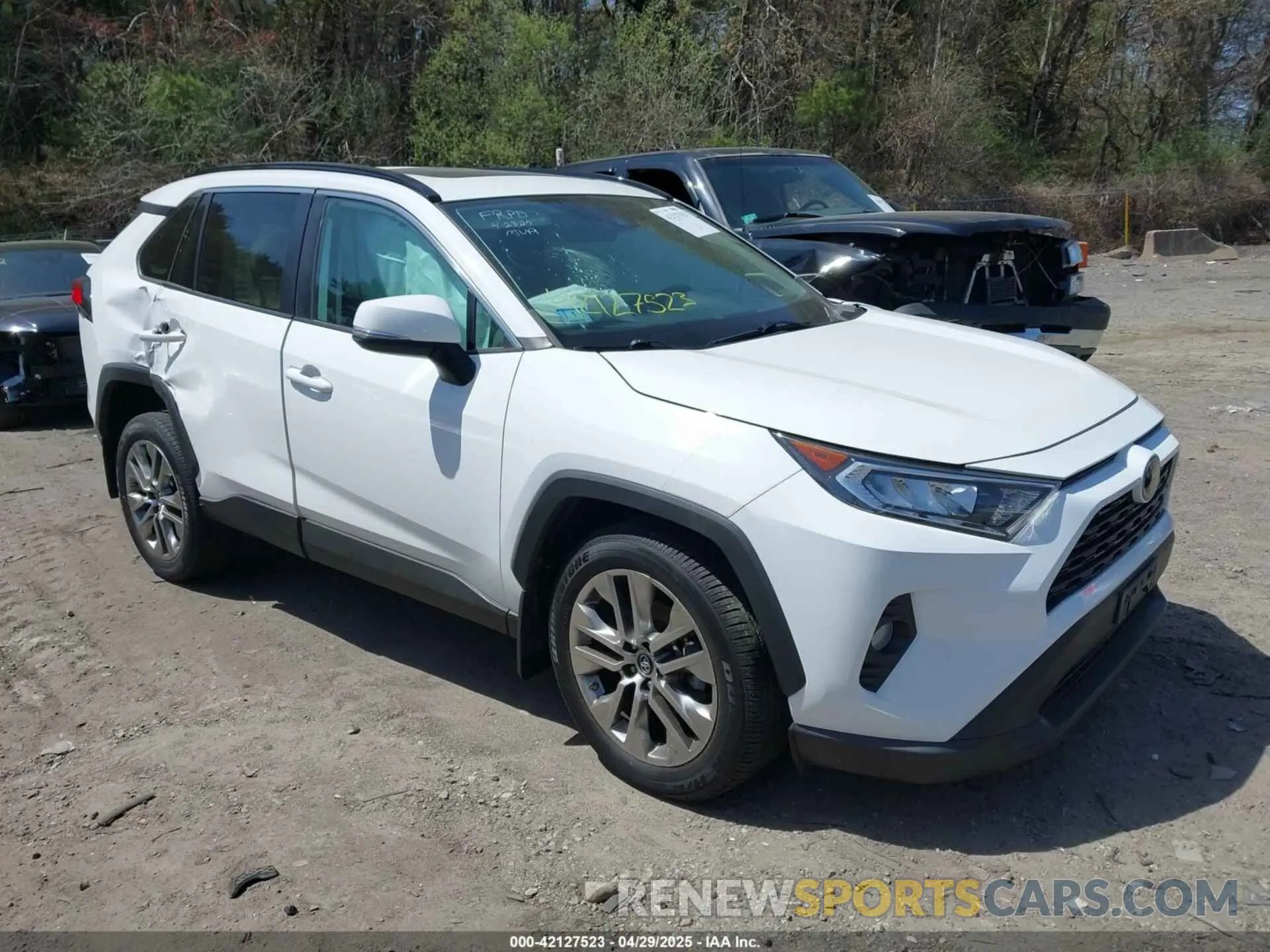 1 Photograph of a damaged car 2T3A1RFV8KW063483 TOYOTA RAV4 2019