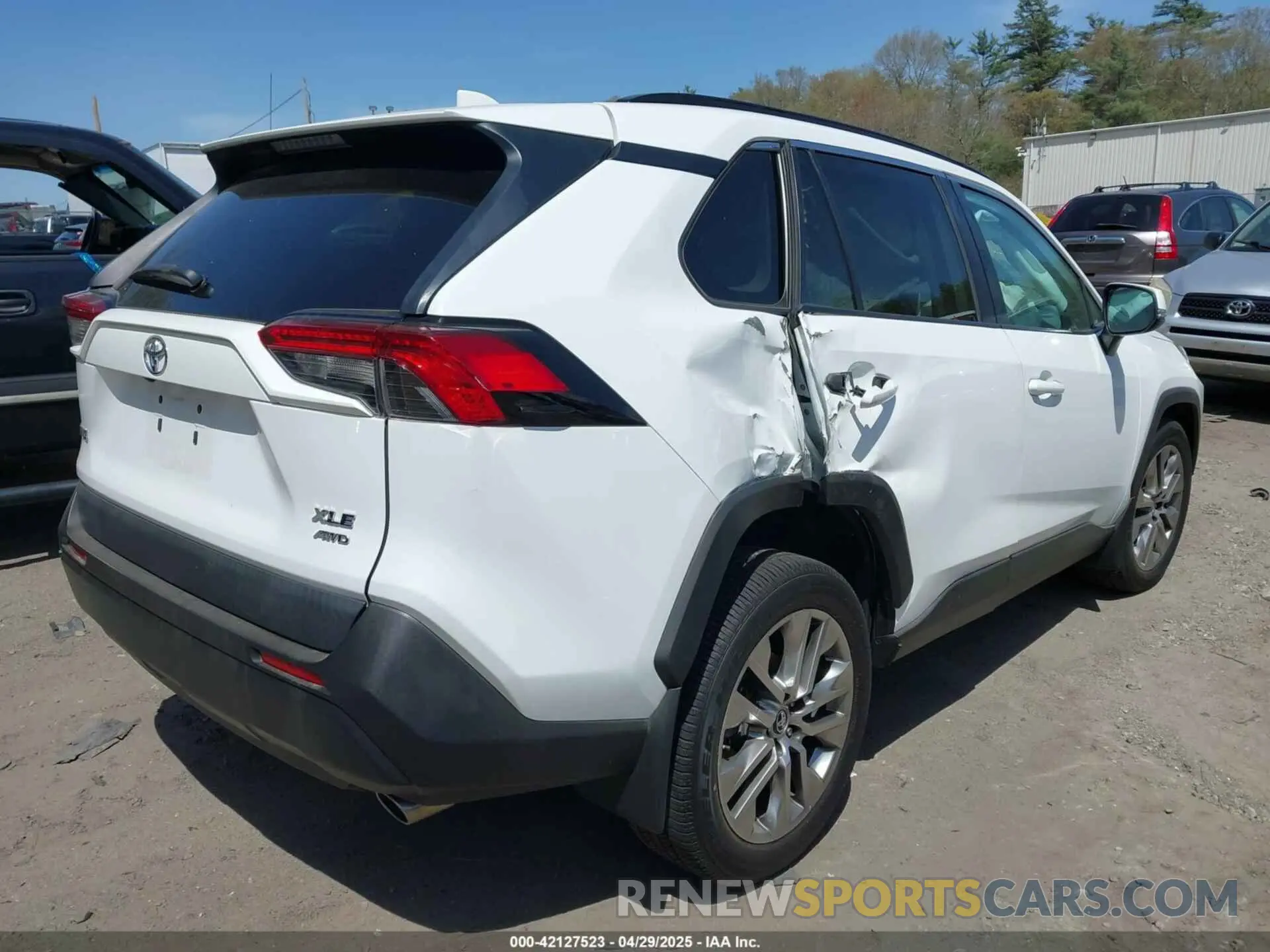 4 Photograph of a damaged car 2T3A1RFV8KW063483 TOYOTA RAV4 2019