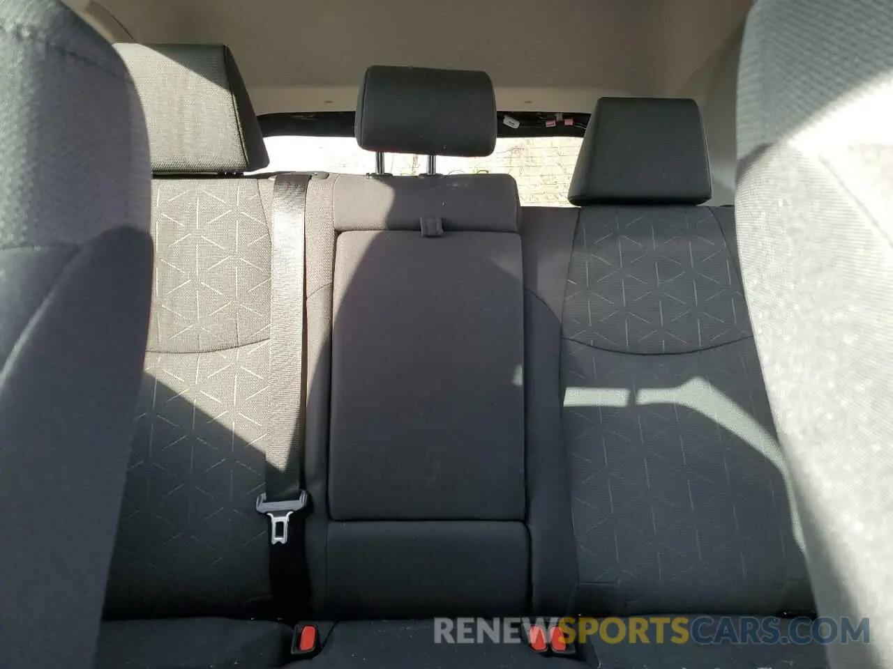 10 Photograph of a damaged car 2T3B1RFV0KW040655 TOYOTA RAV4 2019