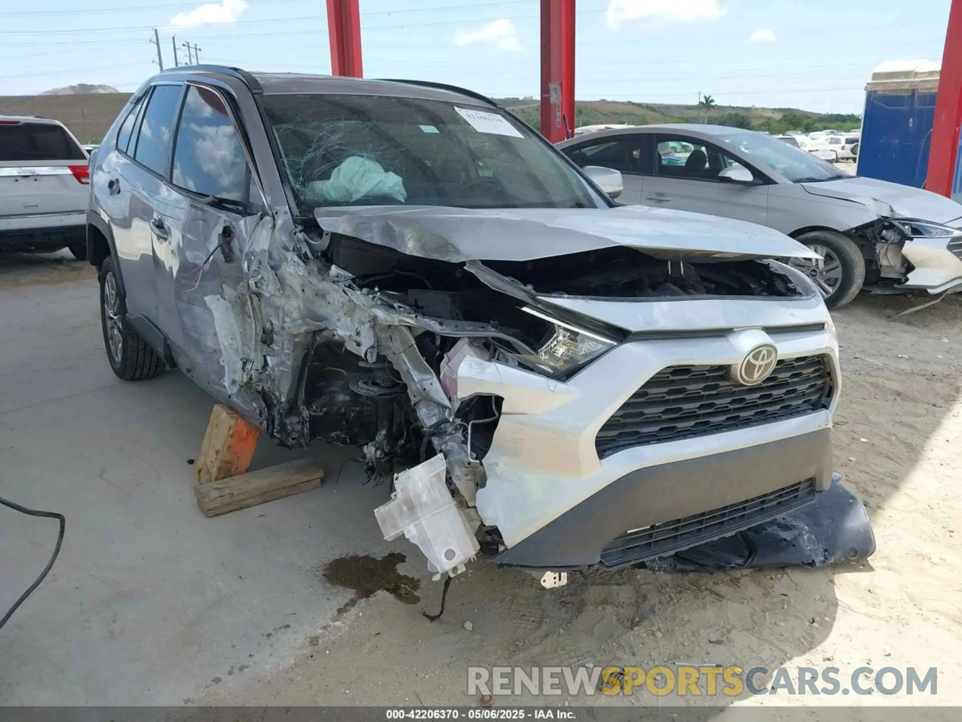 1 Photograph of a damaged car 2T3C1RFV0KW034830 TOYOTA RAV4 2019
