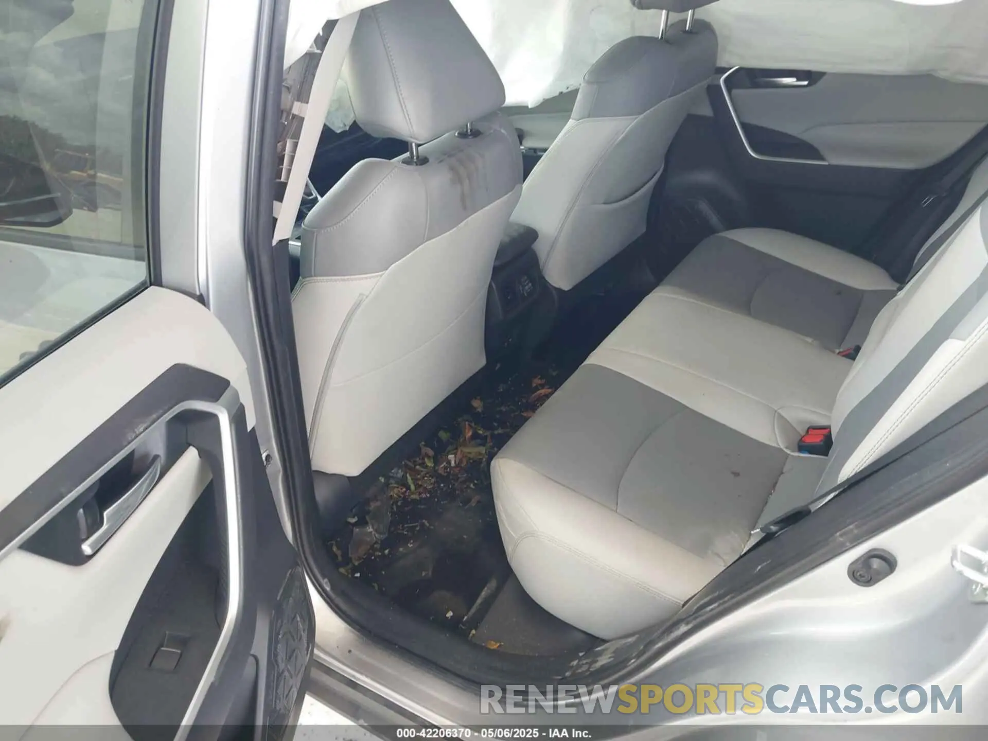 8 Photograph of a damaged car 2T3C1RFV0KW034830 TOYOTA RAV4 2019