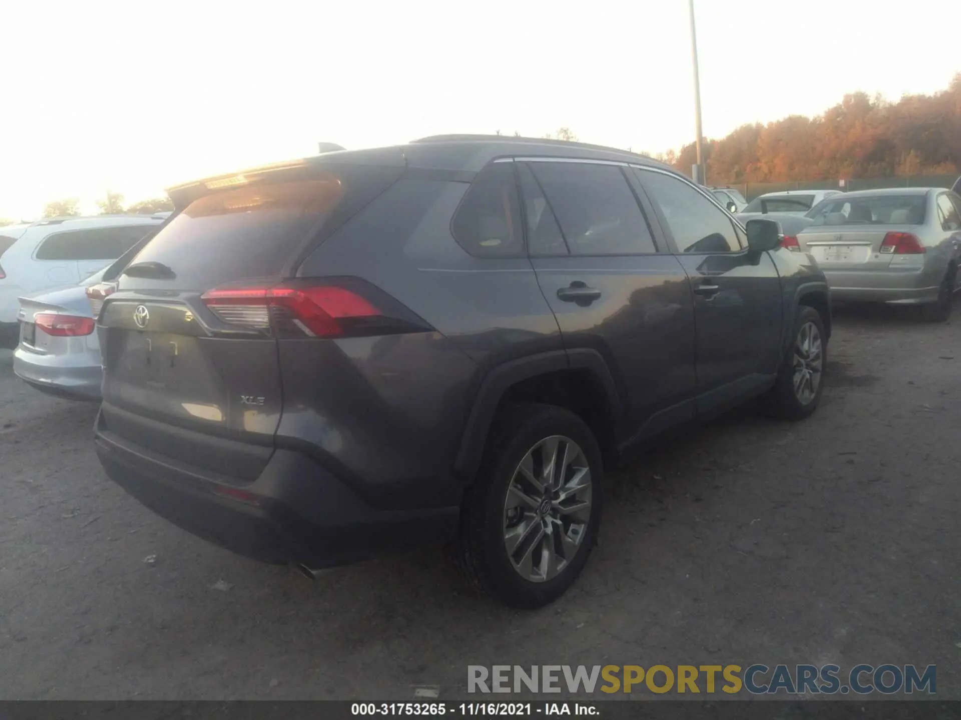4 Photograph of a damaged car 2T3C1RFV5KC015868 TOYOTA RAV4 2019