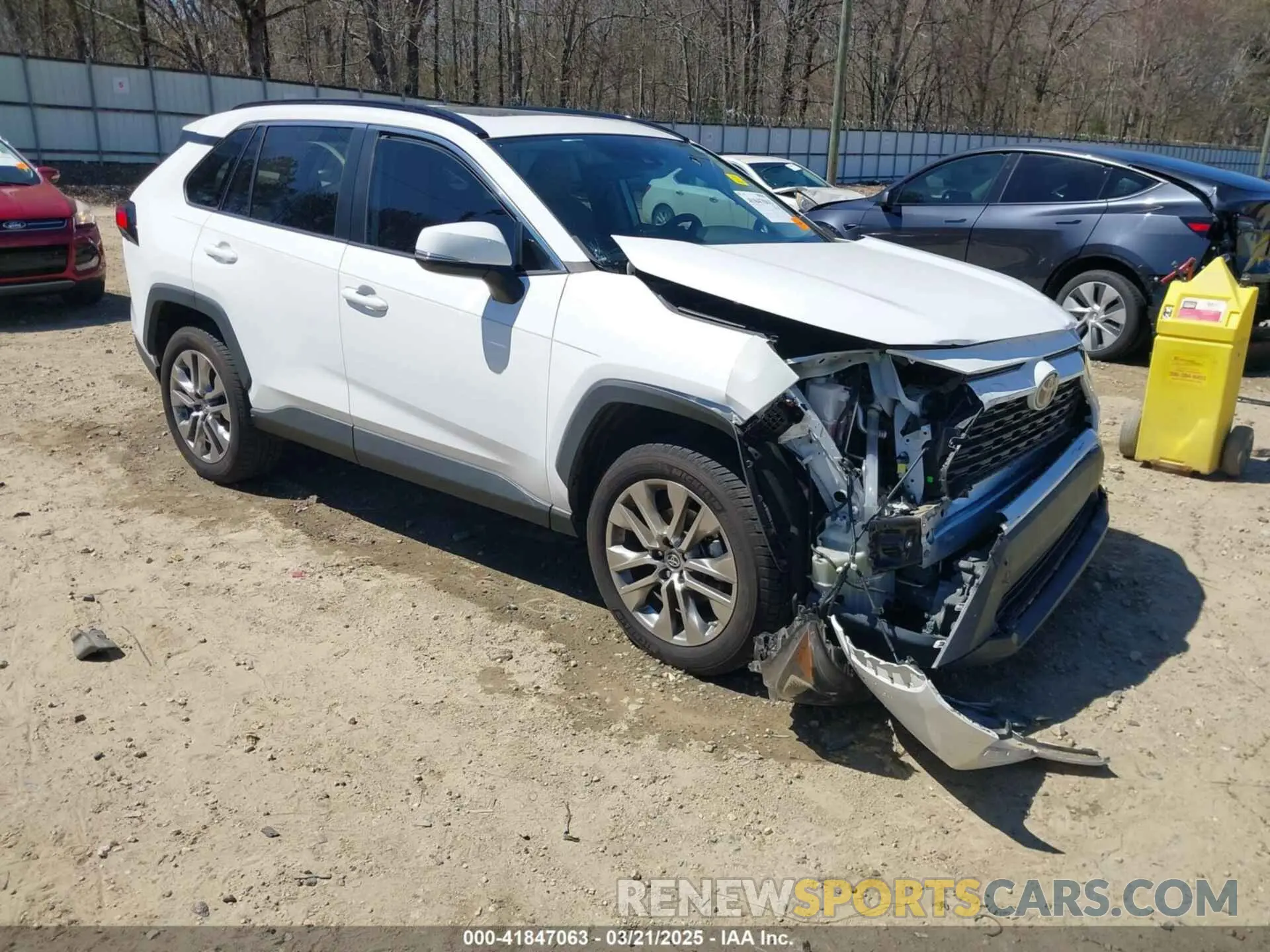 1 Photograph of a damaged car 2T3C1RFV9KC028333 TOYOTA RAV4 2019