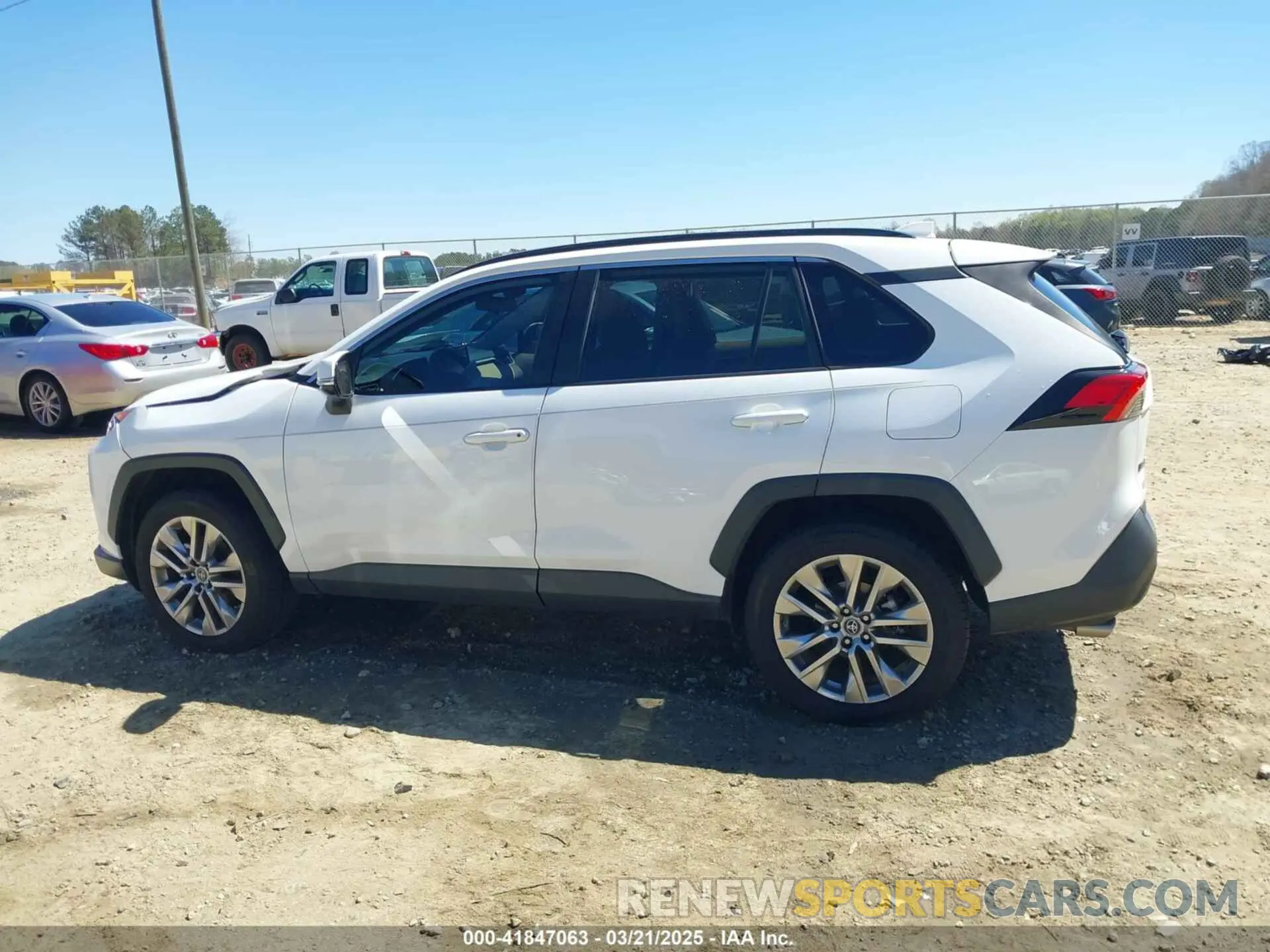14 Photograph of a damaged car 2T3C1RFV9KC028333 TOYOTA RAV4 2019