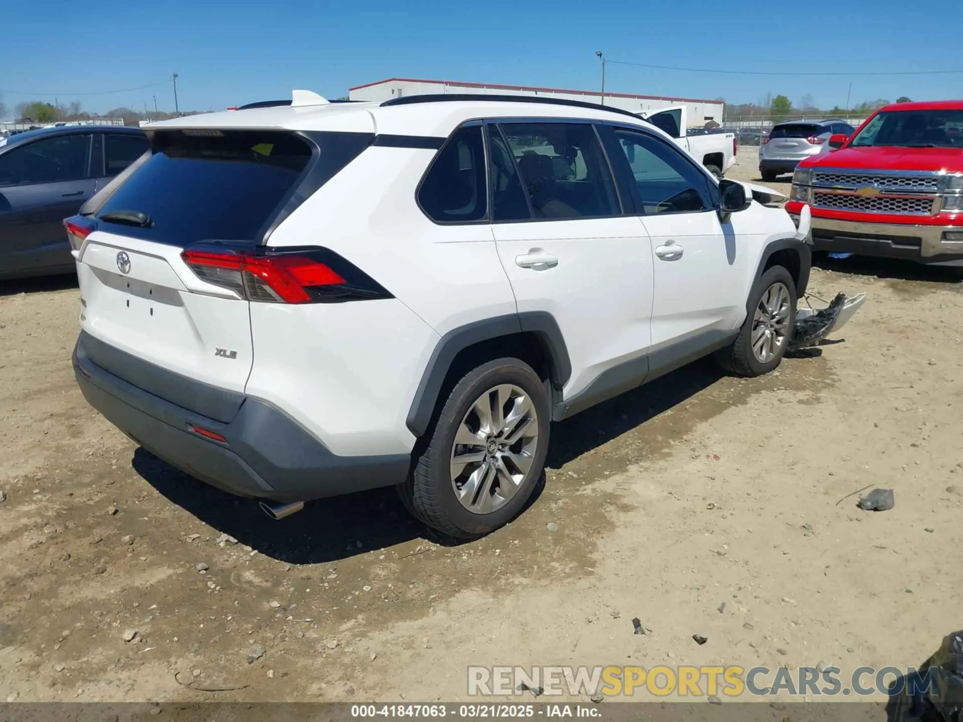4 Photograph of a damaged car 2T3C1RFV9KC028333 TOYOTA RAV4 2019