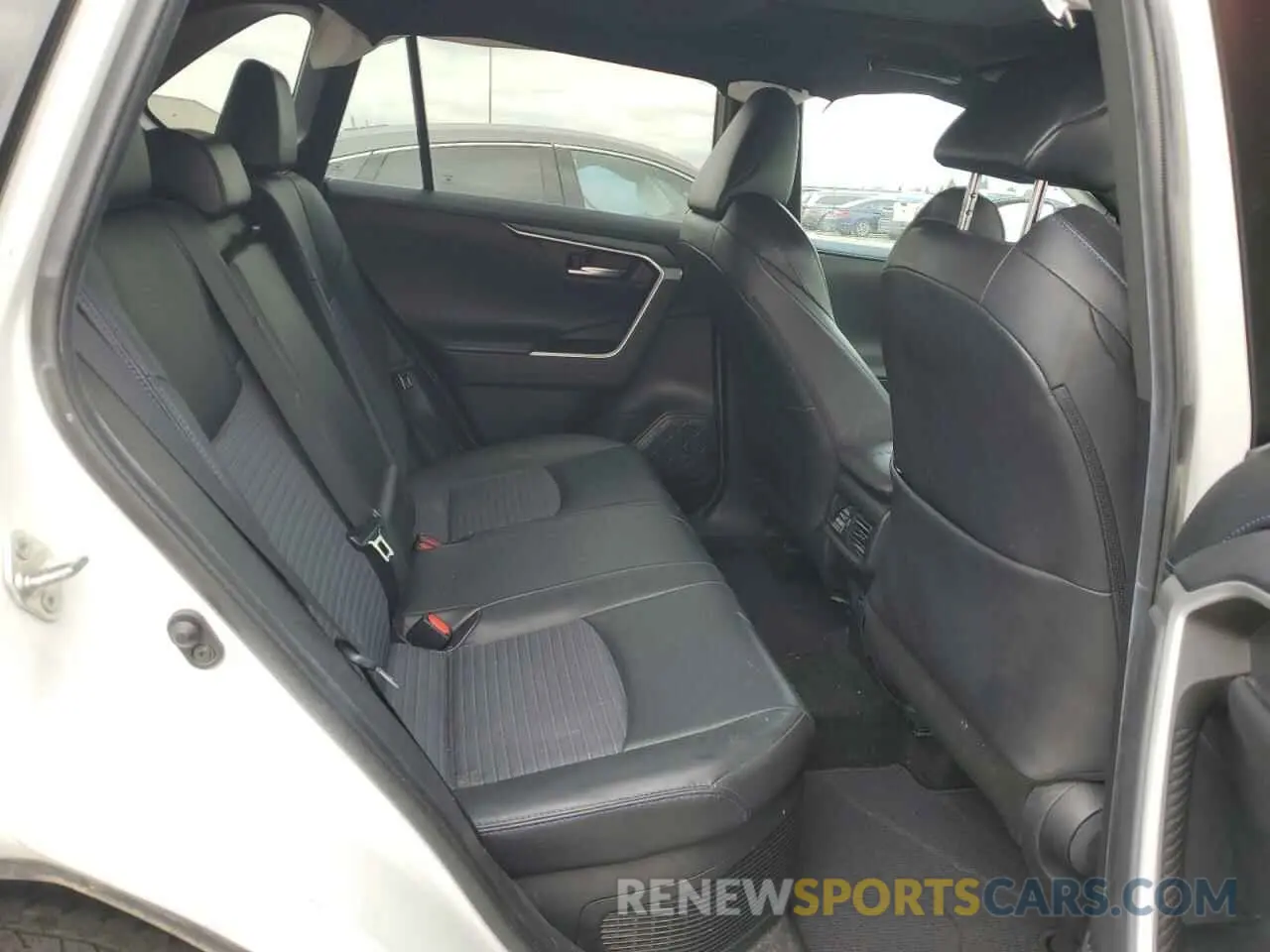 11 Photograph of a damaged car 2T3EWRFV7KW031840 TOYOTA RAV4 2019