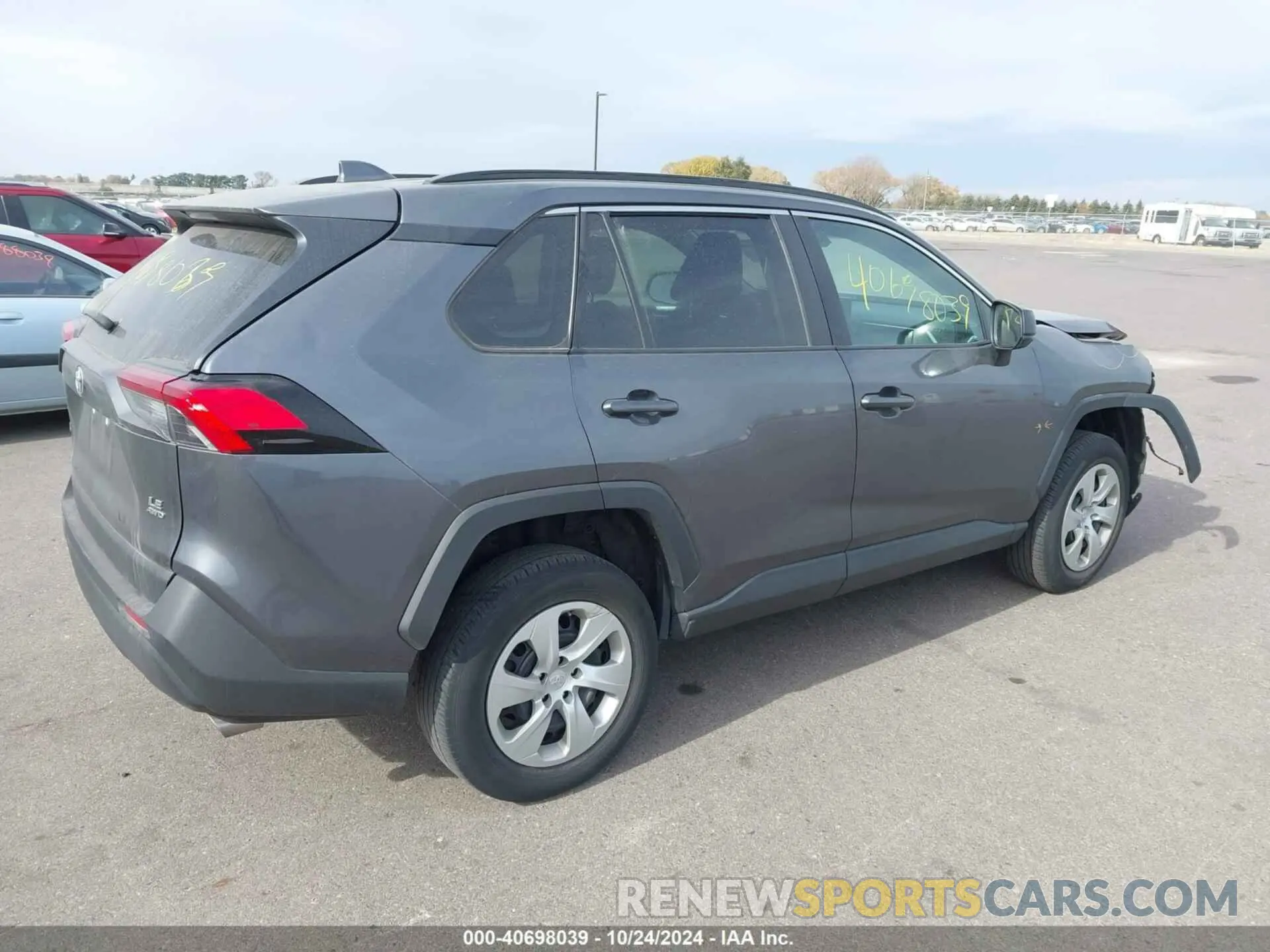 4 Photograph of a damaged car 2T3F1RFV2KW060522 TOYOTA RAV4 2019