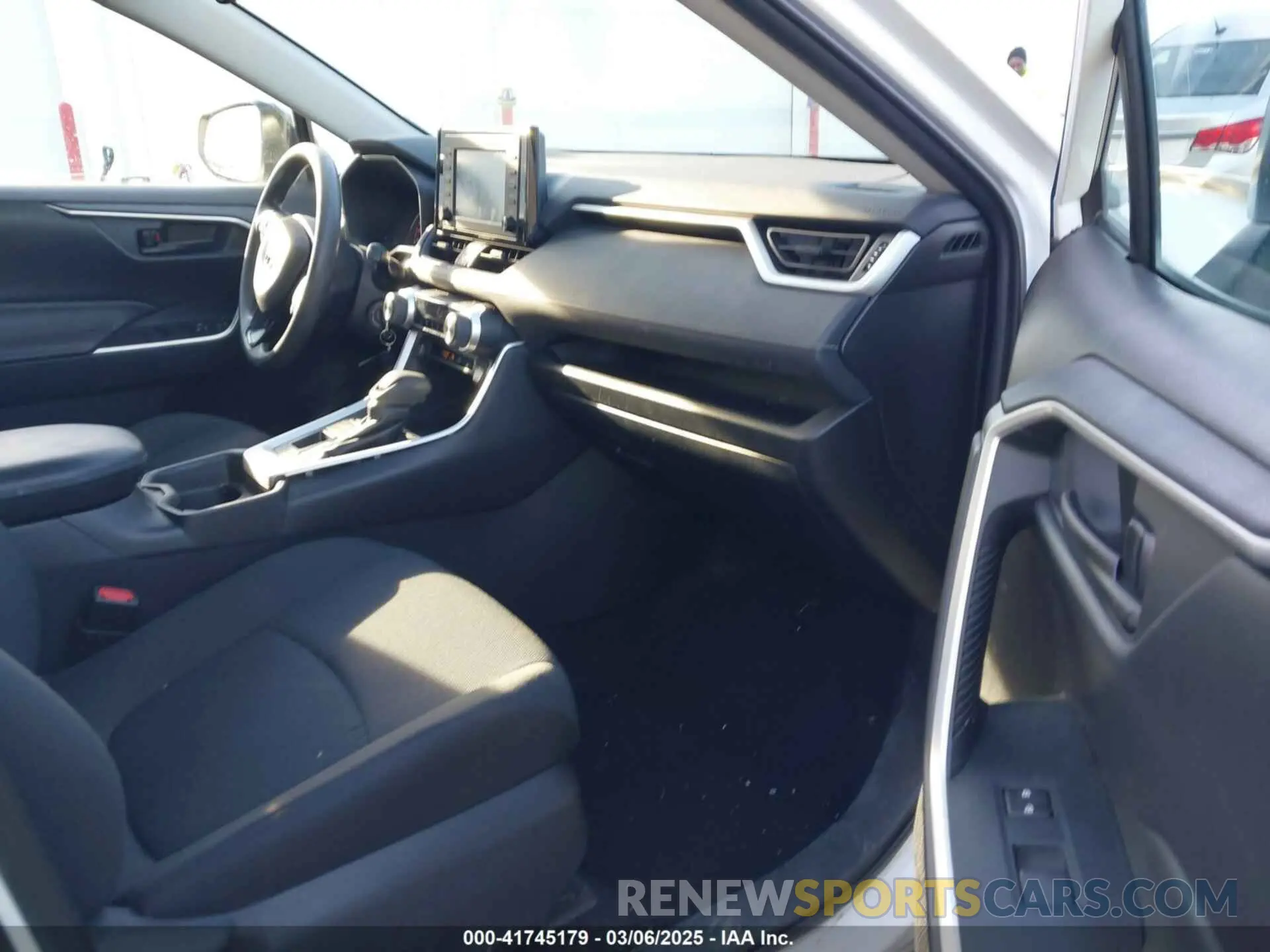 5 Photograph of a damaged car 2T3F1RFV3KW075045 TOYOTA RAV4 2019