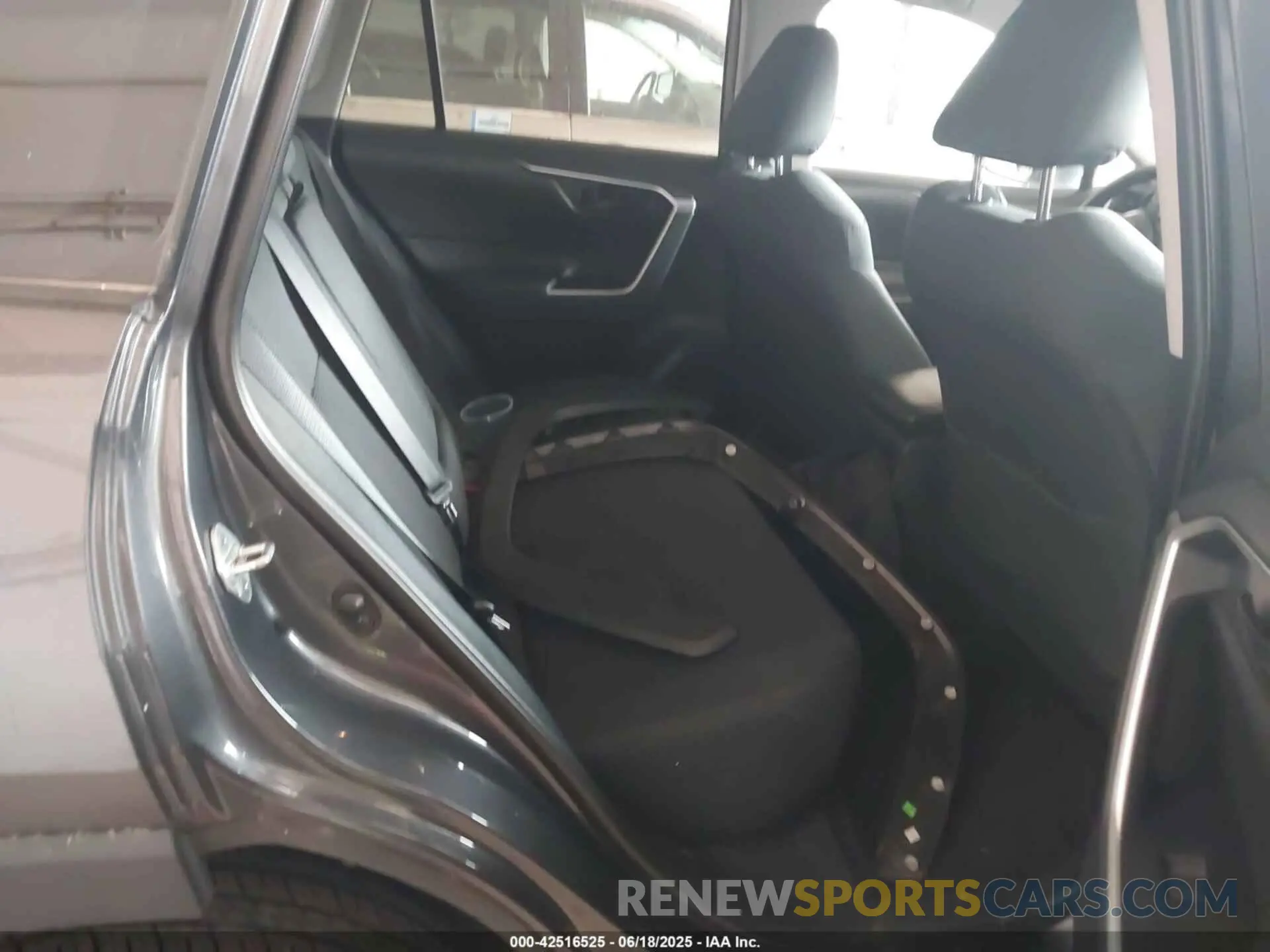 8 Photograph of a damaged car 2T3F1RFV4KW065401 TOYOTA RAV4 2019