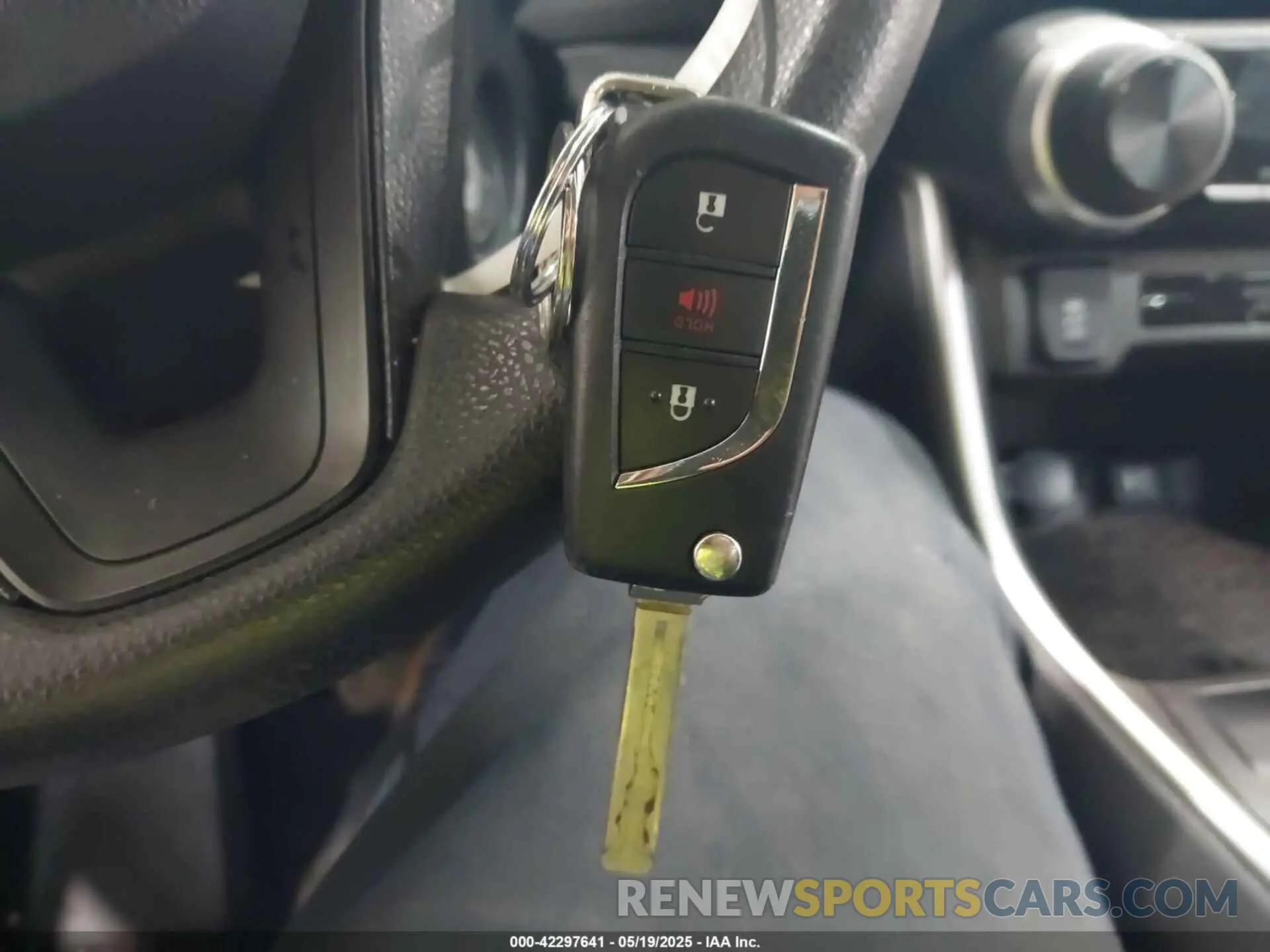 11 Photograph of a damaged car 2T3F1RFV7KW049905 TOYOTA RAV4 2019