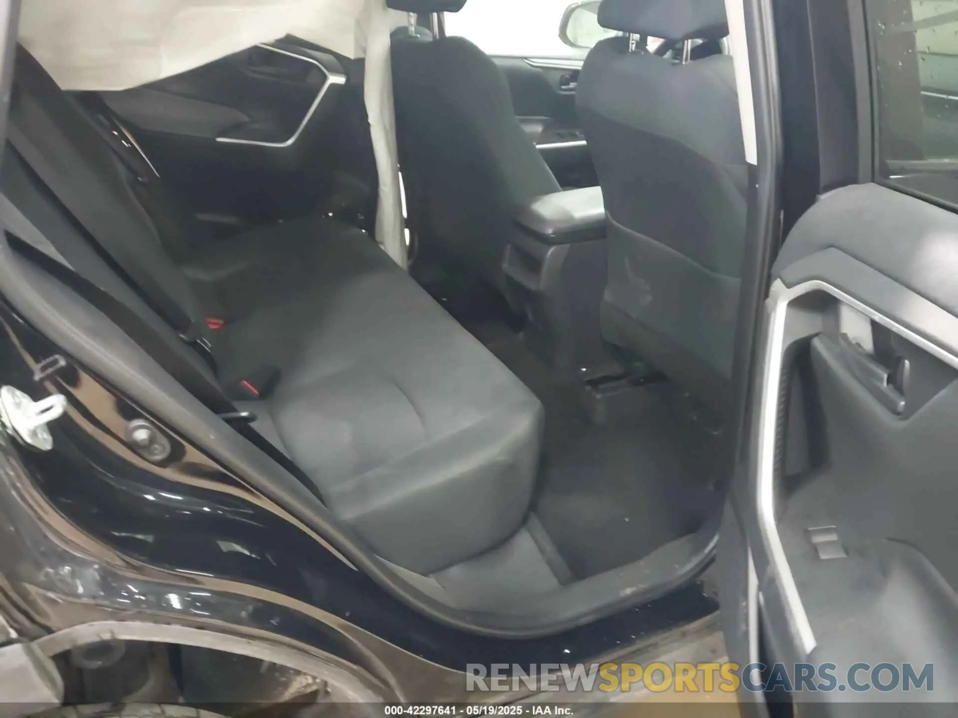 8 Photograph of a damaged car 2T3F1RFV7KW049905 TOYOTA RAV4 2019