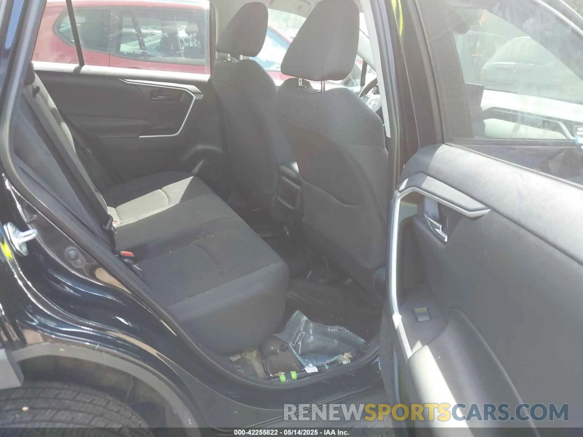 8 Photograph of a damaged car 2T3G1RFV6KW031660 TOYOTA RAV4 2019