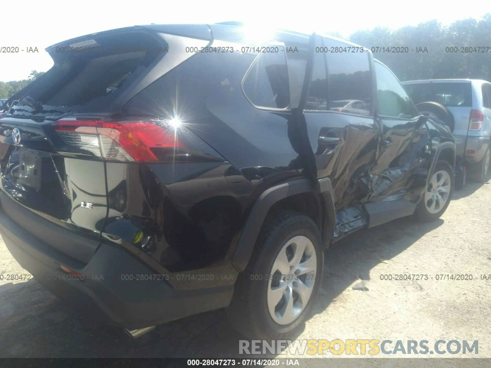 4 Photograph of a damaged car 2T3H1RFV0KC027318 TOYOTA RAV4 2019