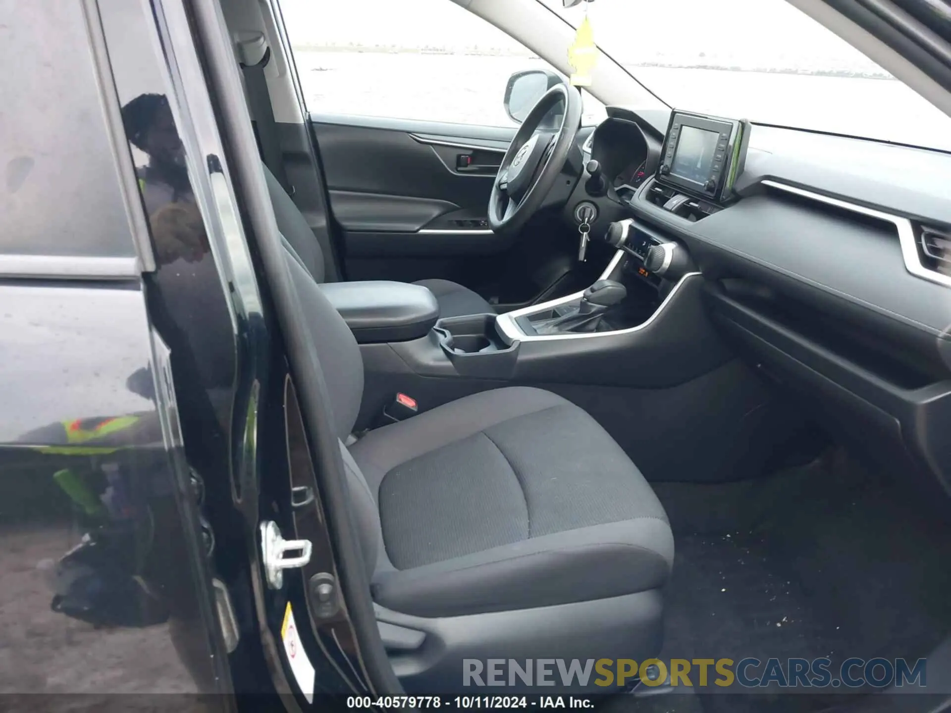 5 Photograph of a damaged car 2T3H1RFV1KW004385 TOYOTA RAV4 2019