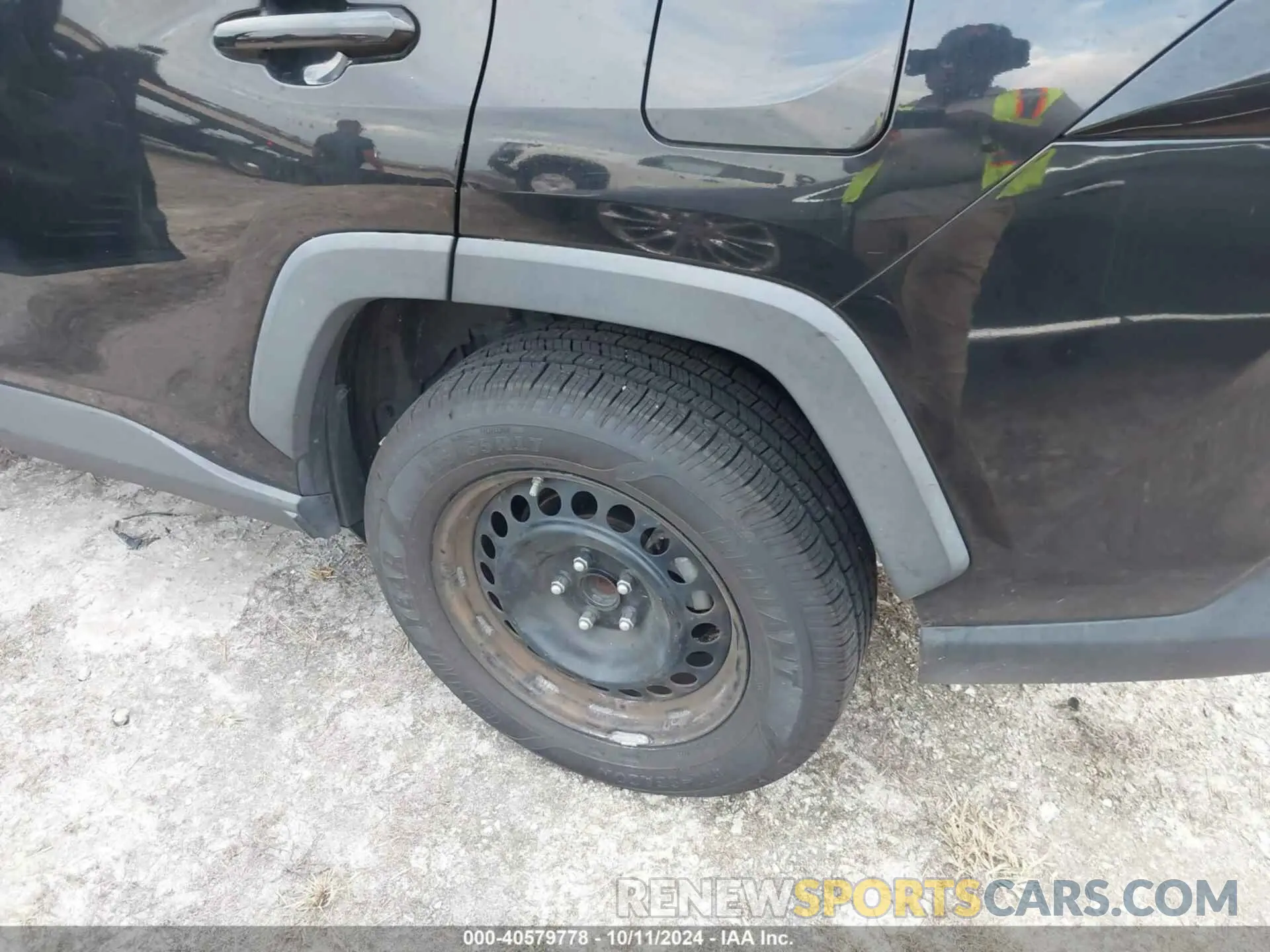 6 Photograph of a damaged car 2T3H1RFV1KW004385 TOYOTA RAV4 2019