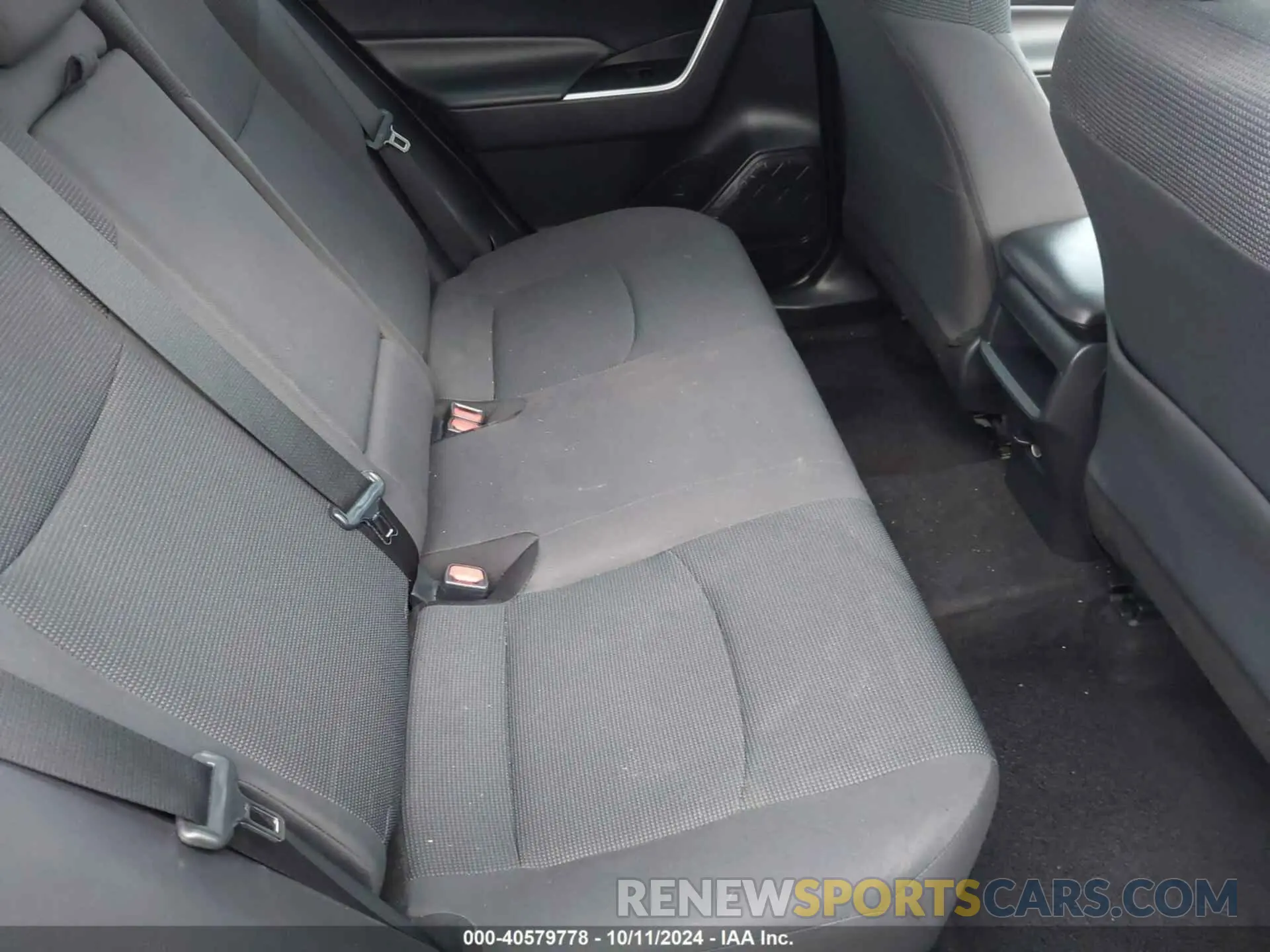 8 Photograph of a damaged car 2T3H1RFV1KW004385 TOYOTA RAV4 2019