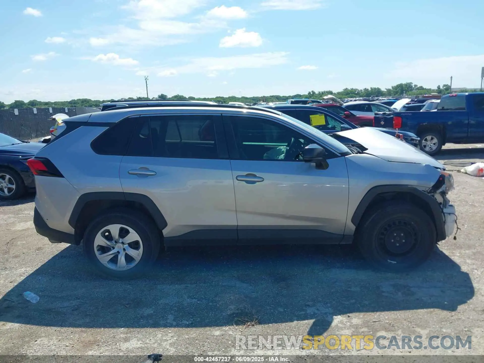14 Photograph of a damaged car 2T3H1RFV5KC003323 TOYOTA RAV4 2019