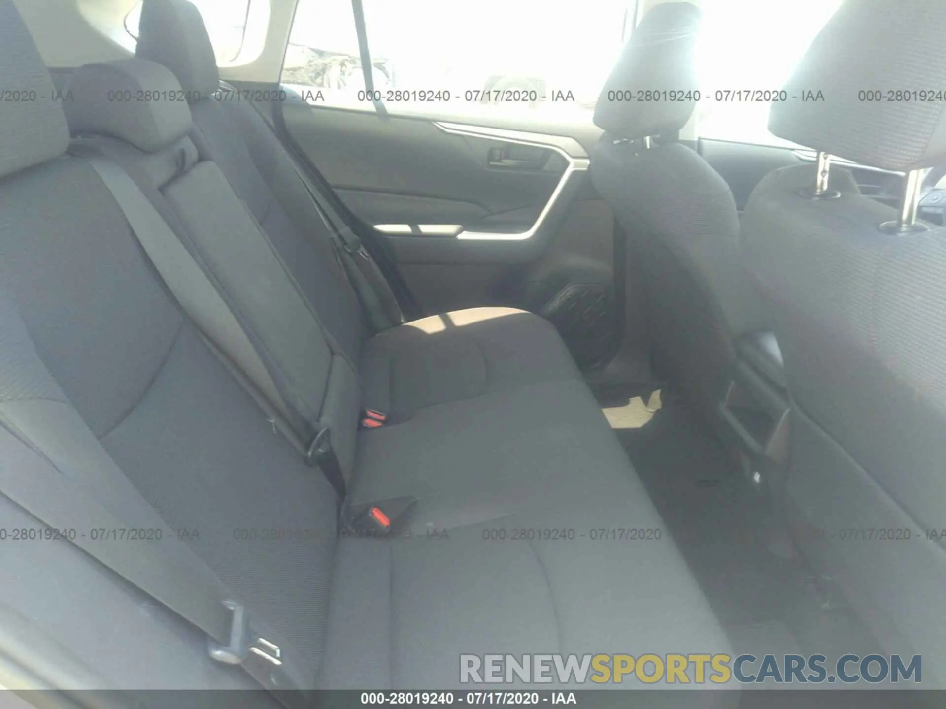 8 Photograph of a damaged car 2T3H1RFV7KW029808 TOYOTA RAV4 2019