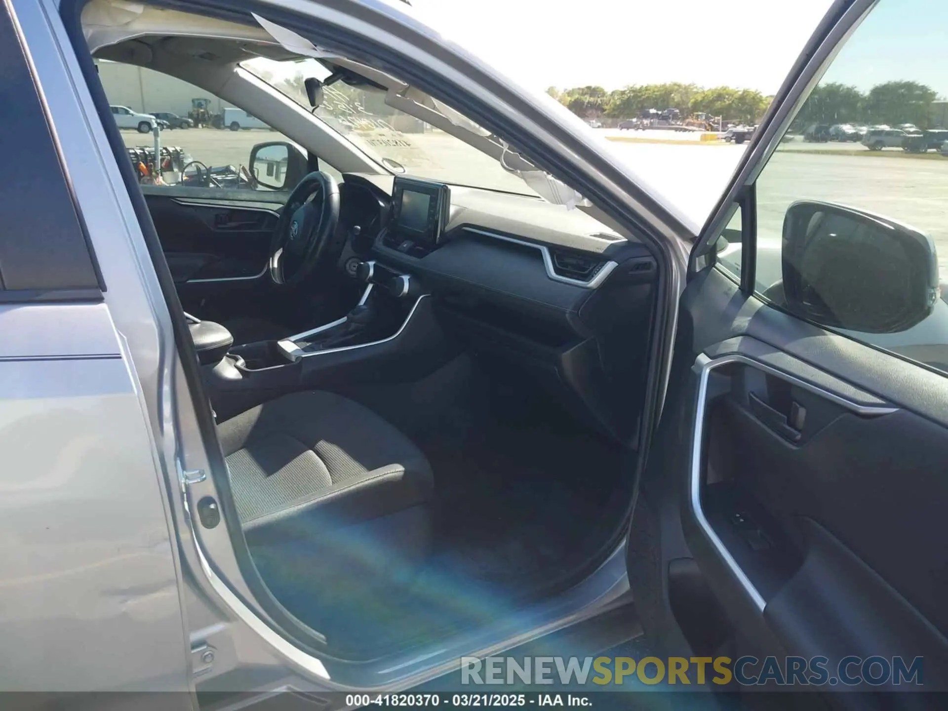 5 Photograph of a damaged car 2T3K1RFV0KW010426 TOYOTA RAV4 2019