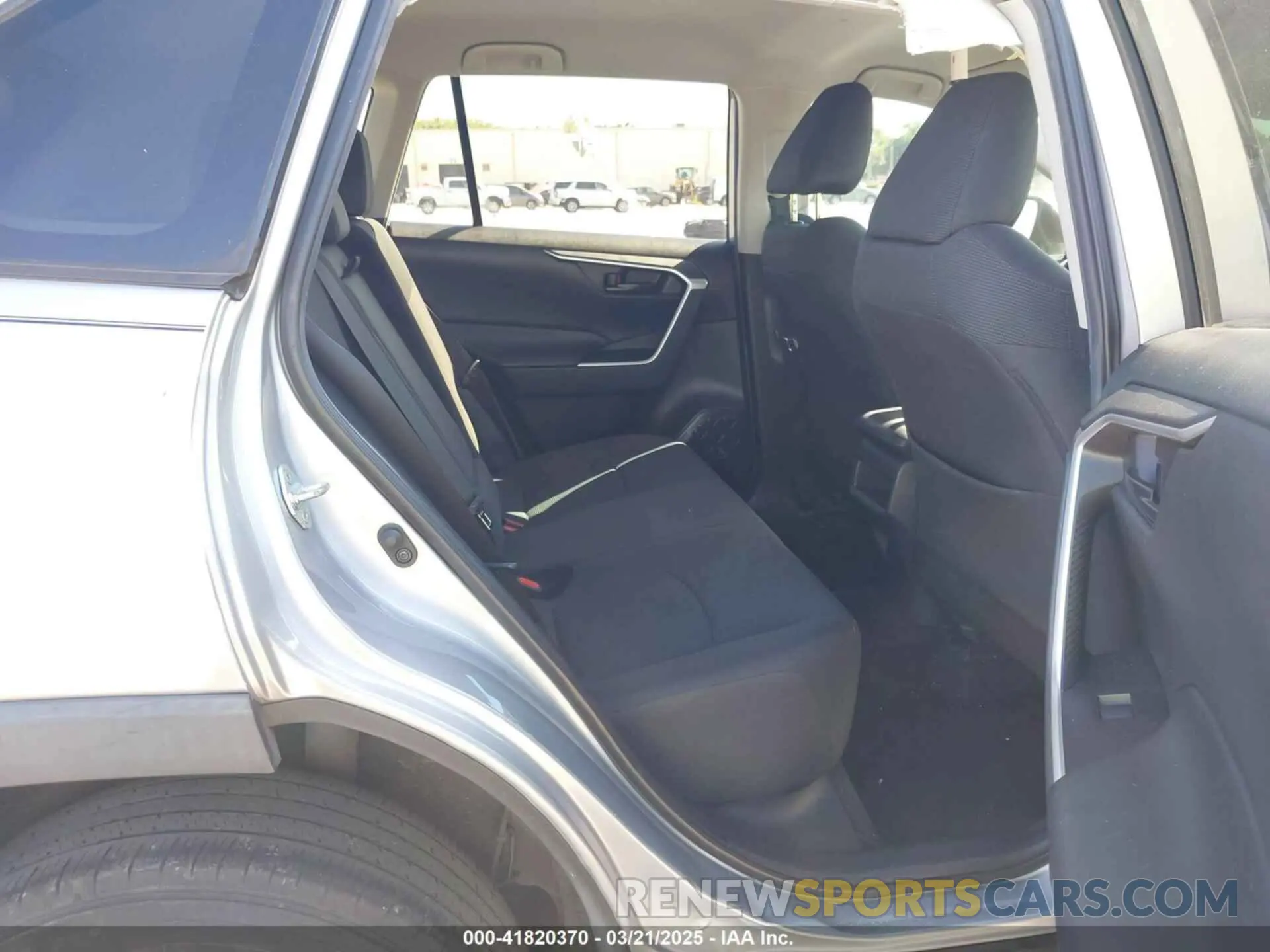 8 Photograph of a damaged car 2T3K1RFV0KW010426 TOYOTA RAV4 2019