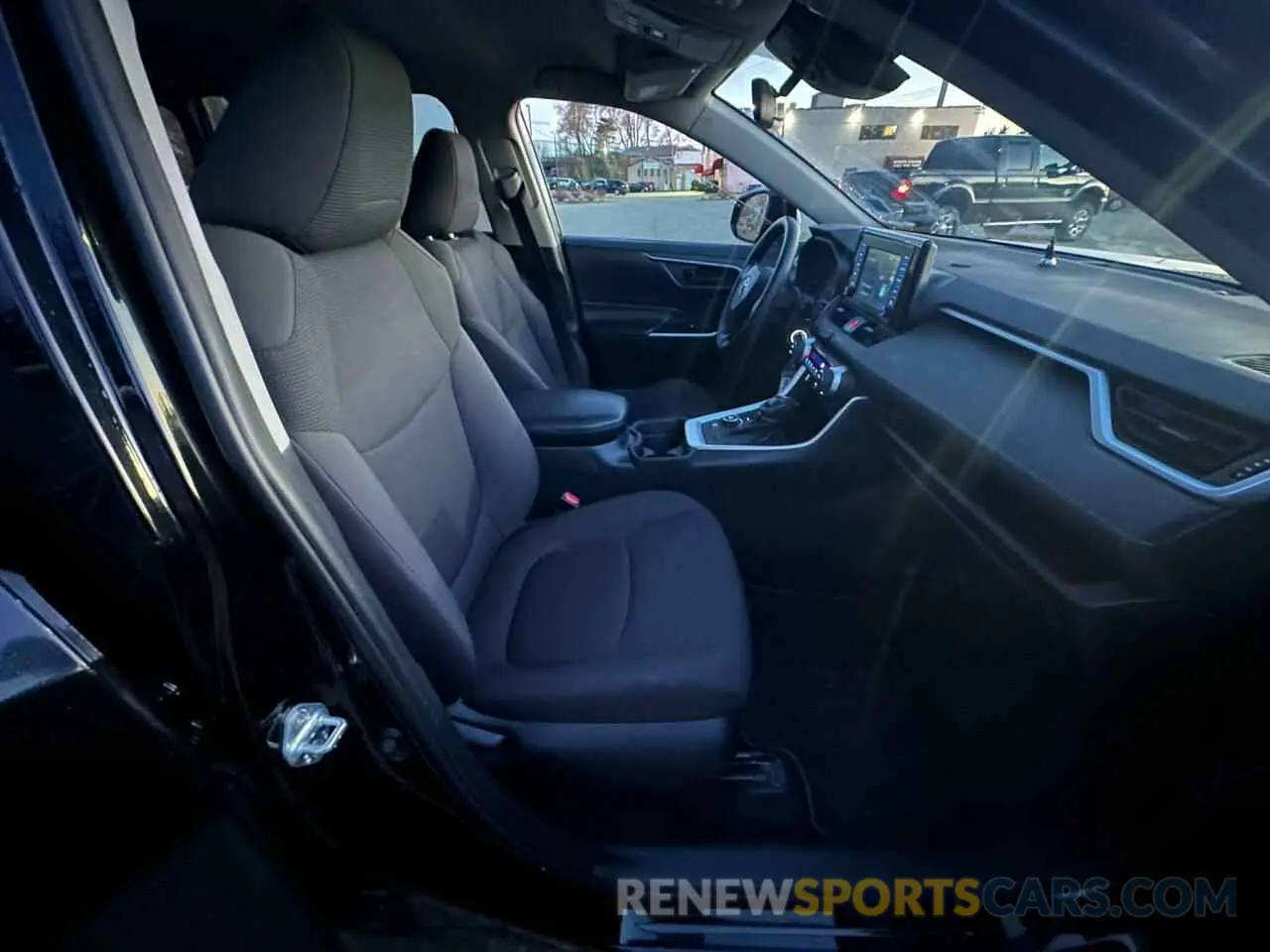 5 Photograph of a damaged car 2T3LWRFV1KW021554 TOYOTA RAV4 2019