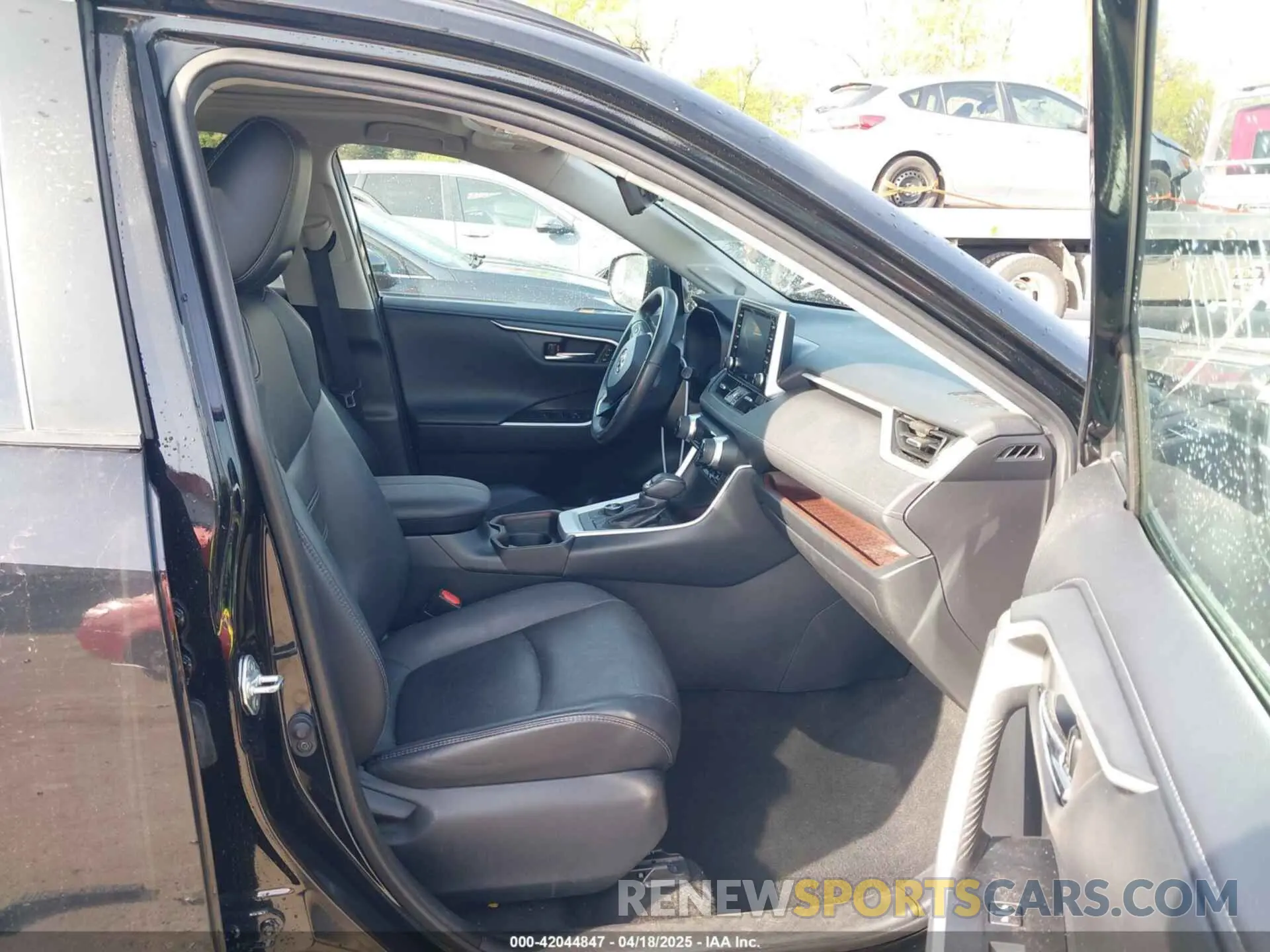 5 Фотография поврежденного автомобиля 2T3N1RFV2KC039246 TOYOTA RAV4 2019