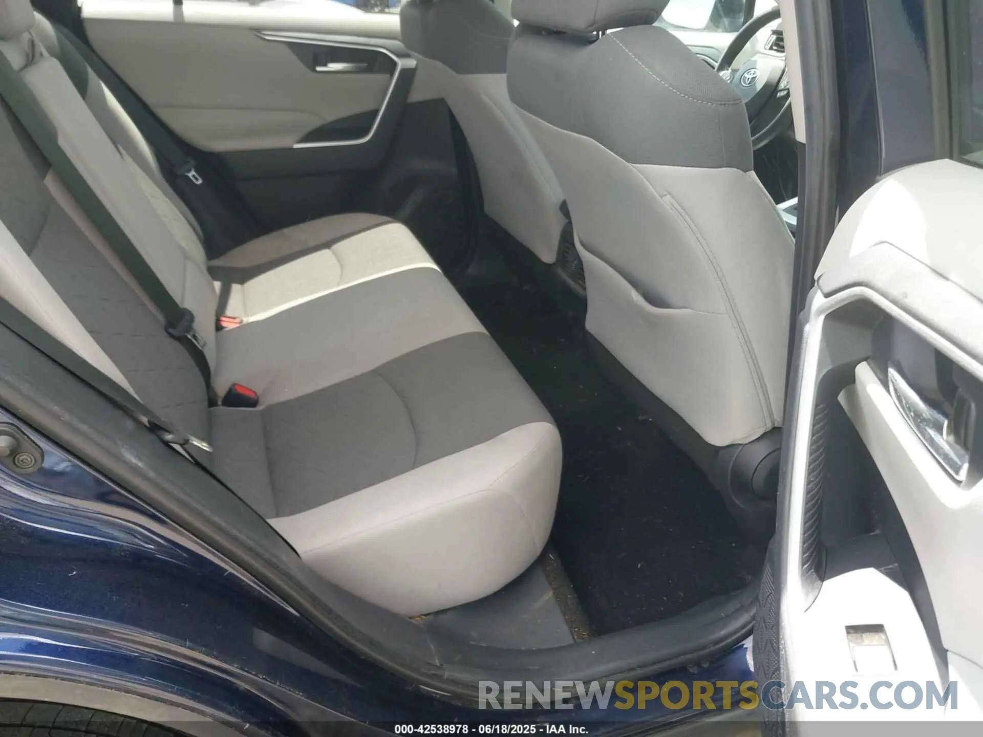 8 Фотография поврежденного автомобиля 2T3P1RFV0KC021630 TOYOTA RAV4 2019