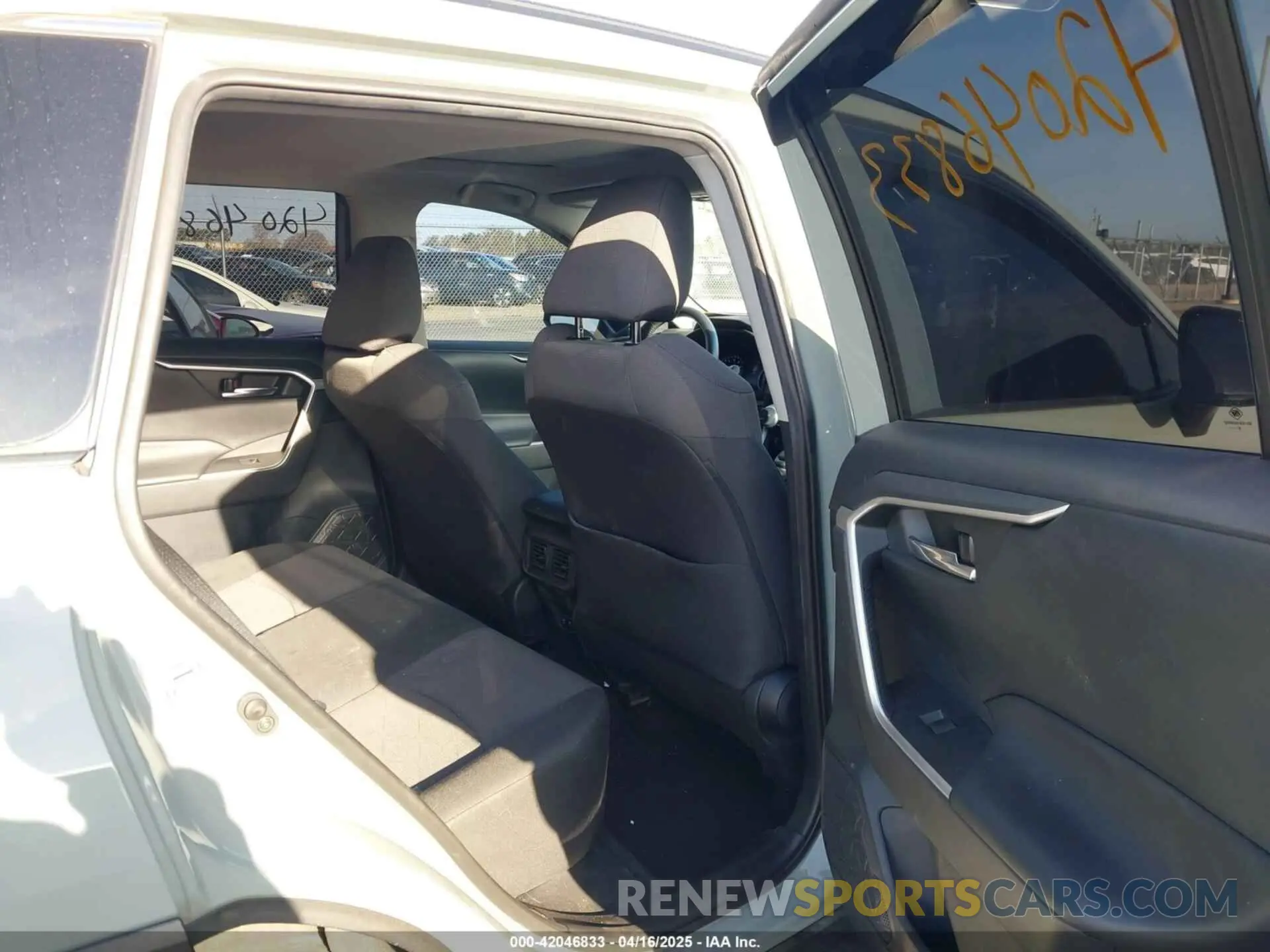 8 Photograph of a damaged car 2T3P1RFV2KW074876 TOYOTA RAV4 2019