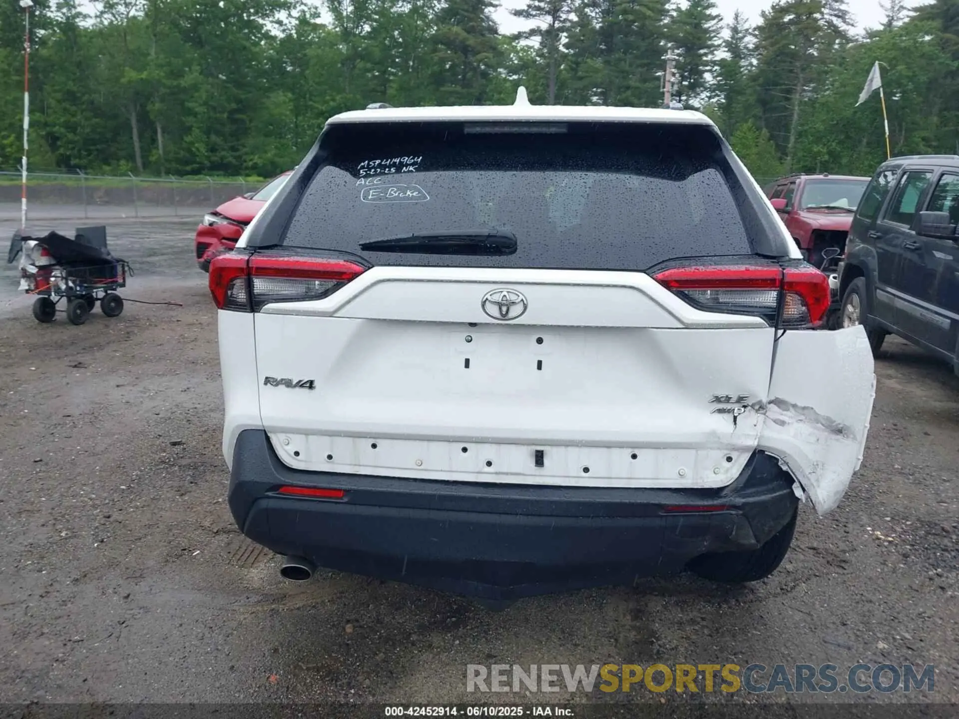 16 Photograph of a damaged car 2T3P1RFV5KC021249 TOYOTA RAV4 2019