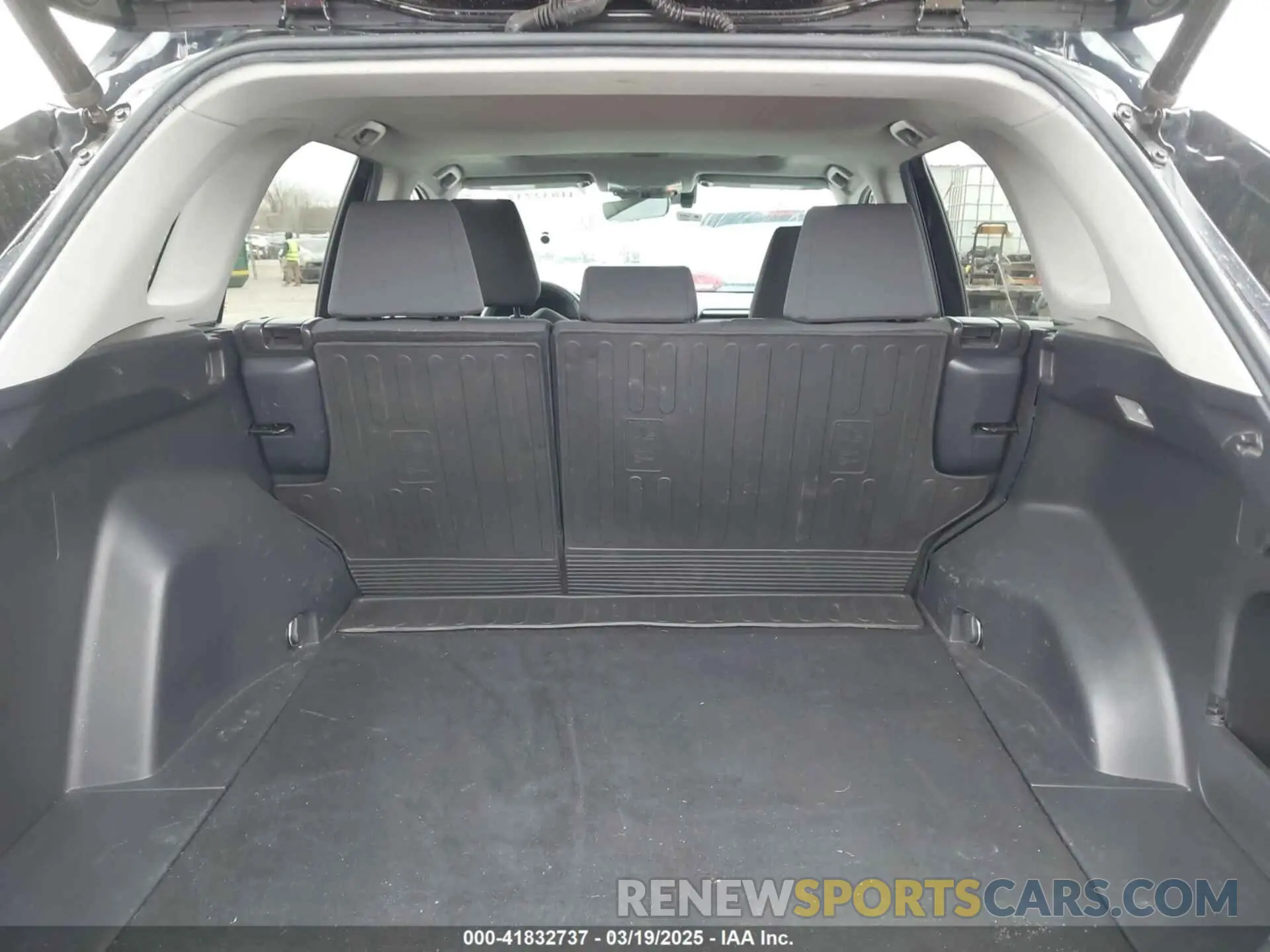 17 Photograph of a damaged car 2T3P1RFV5KW043623 TOYOTA RAV4 2019